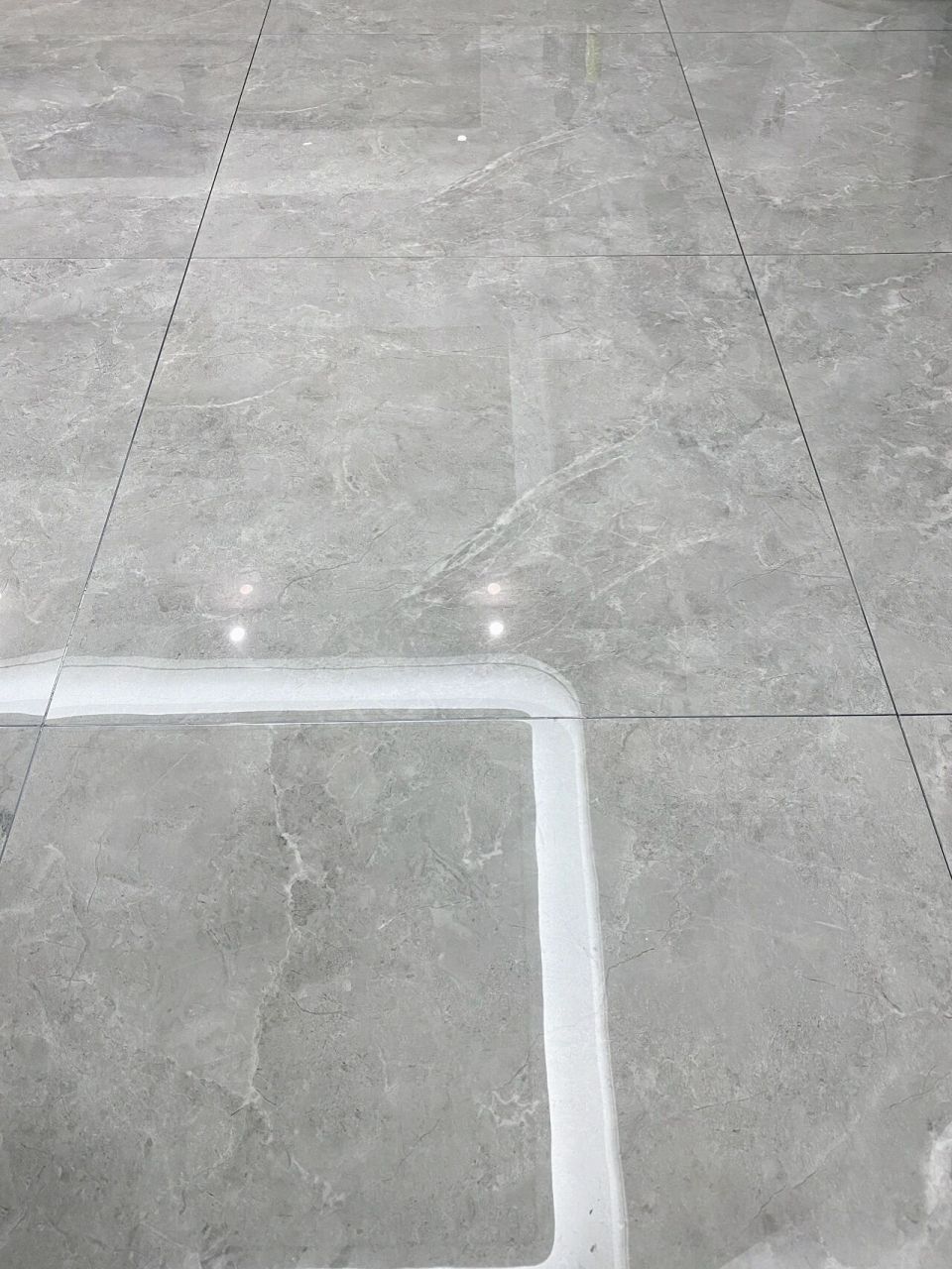 每逢是深灰色的,通体中灰瓷砖效果确实惊艳.