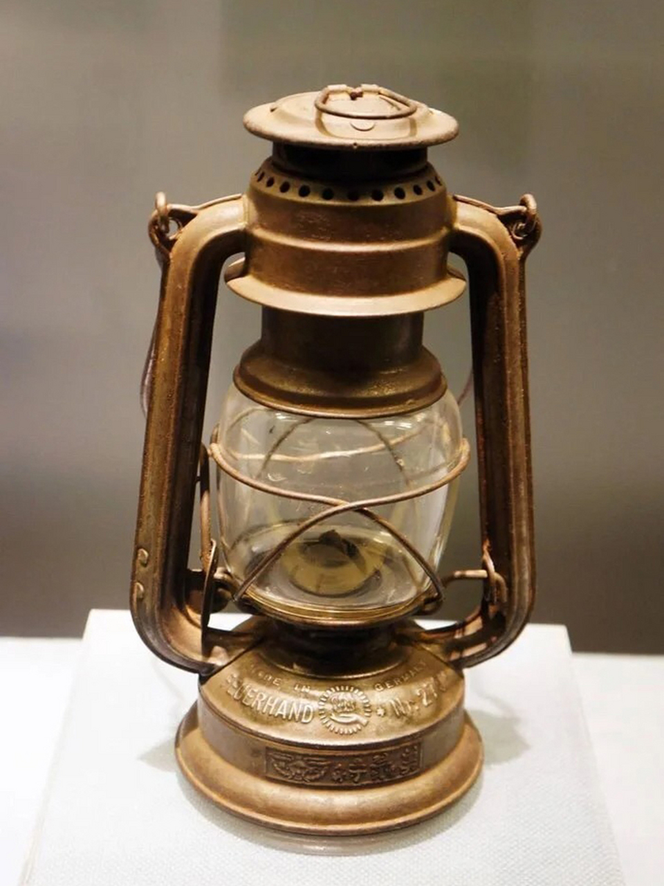 煤油灯图片老照片 农村夜间照明,在那个贫困年代,大都是煤油灯当主角.