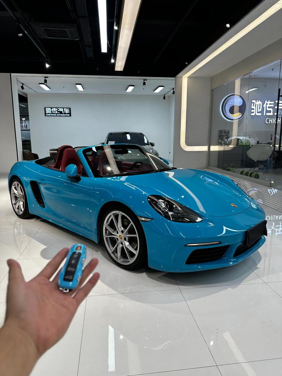 迈阿密蓝外观配波尔多红内饰的保时捷718boxster,这个配色鲜艳又裂圹