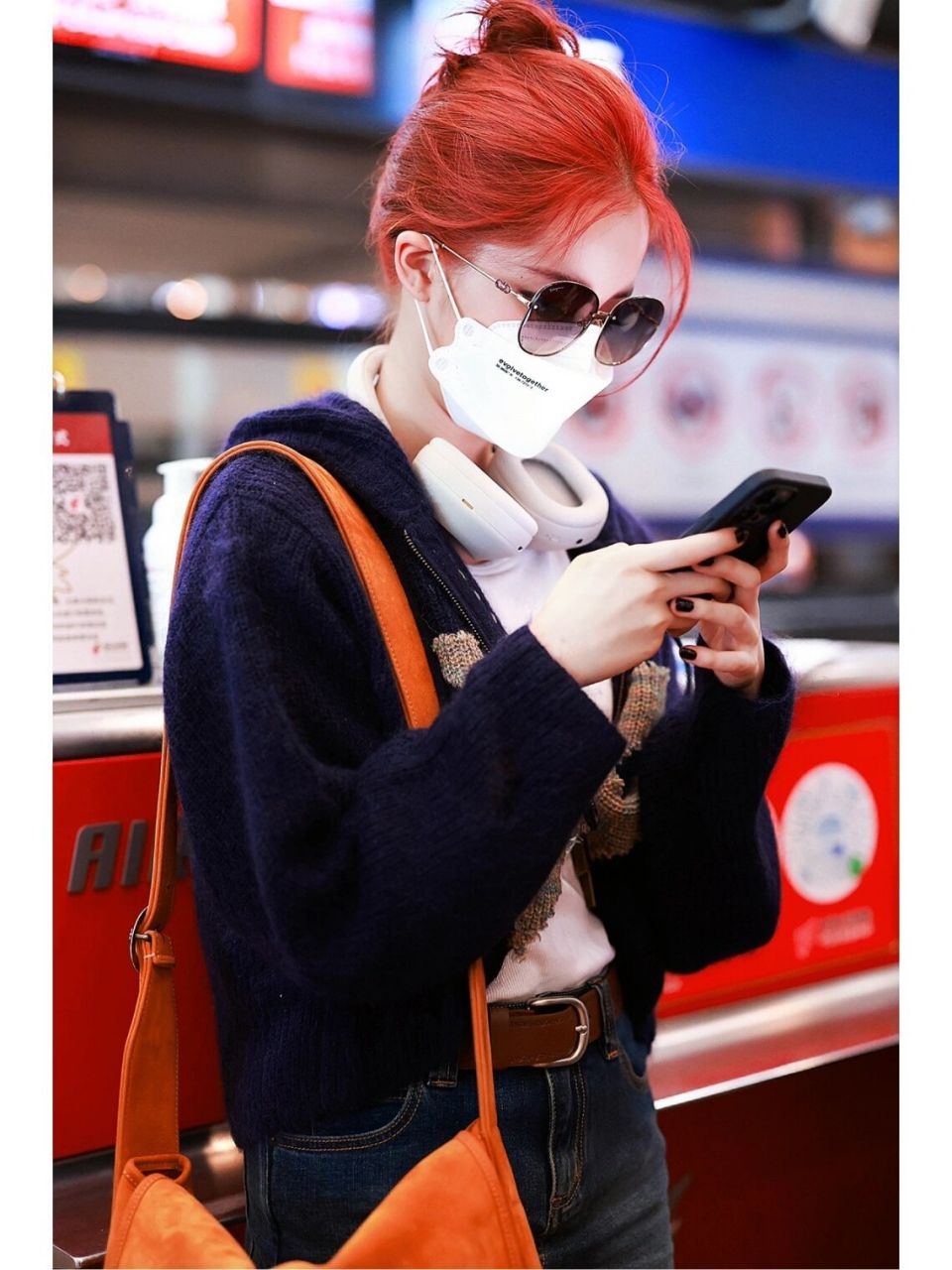 欧阳娜娜今日机场街拍私服,穿低腰牛仔短裙的红发娜娜,好辣呀!