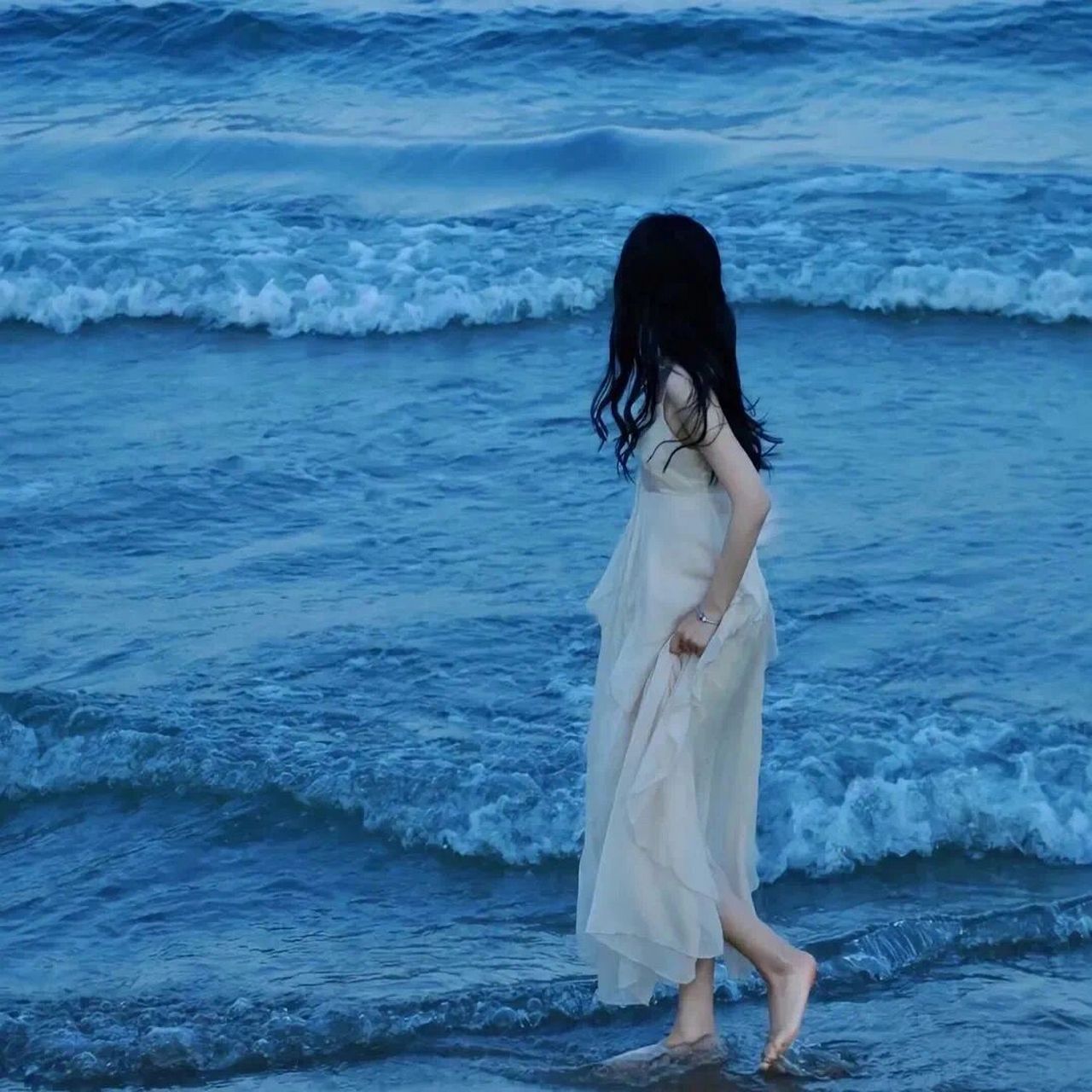 海边女生头像 礼貌拿图