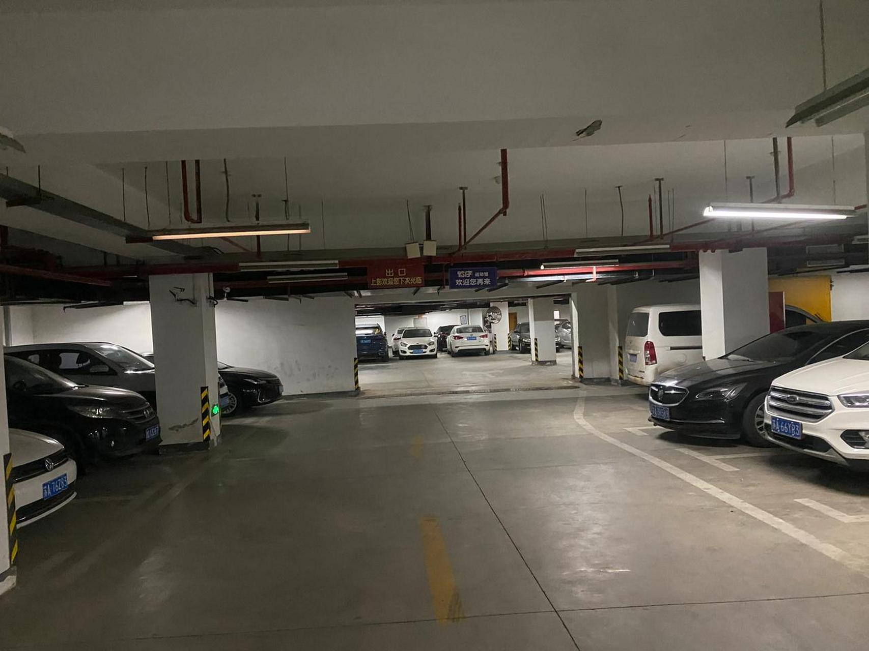 这几天电影院的人气很高,都是来看灌篮高手的,停车场平时的空位现在都