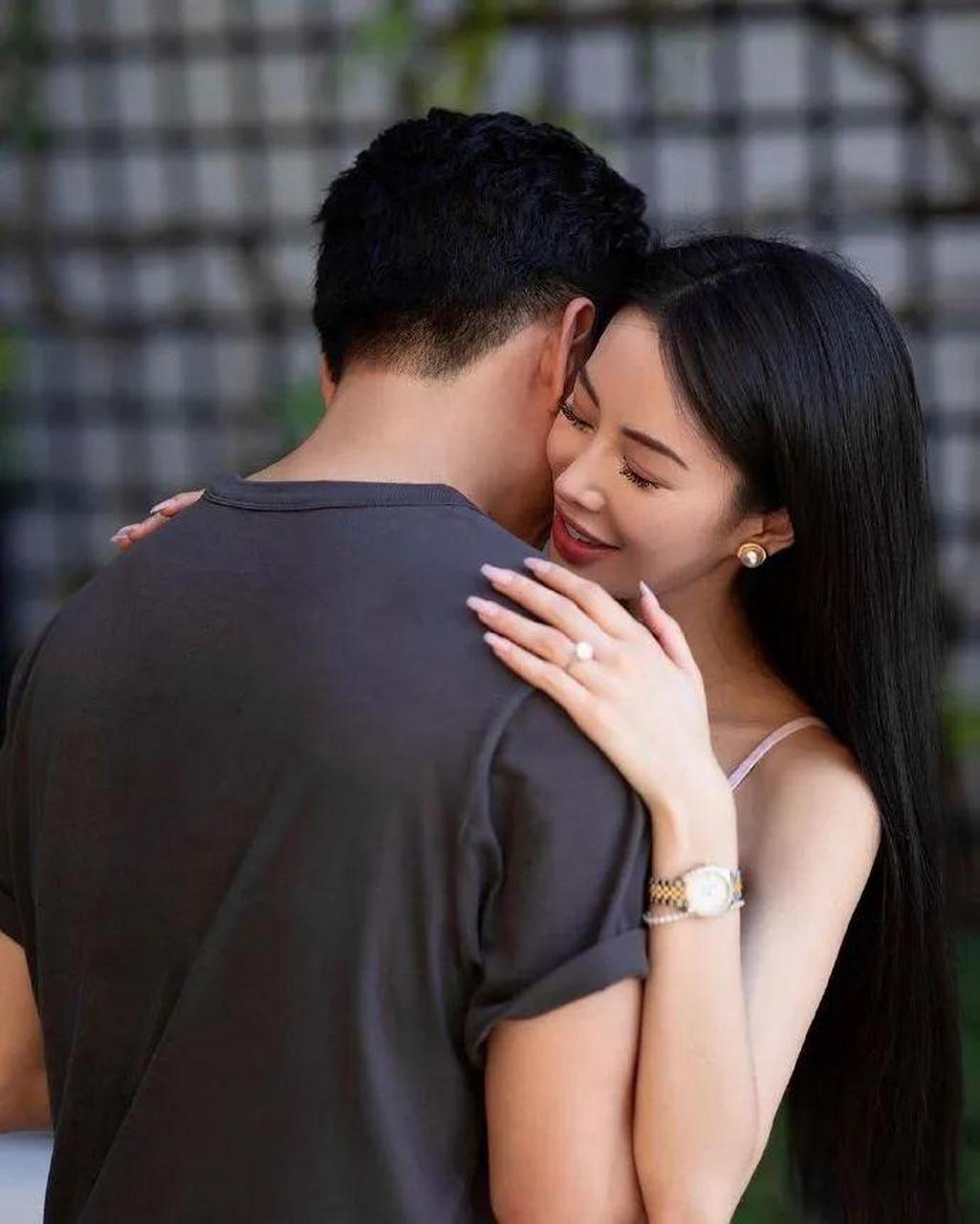 4克拉巨型钻石戒指套牢马来西亚女友,孔令奇在美国出生,当过歌手,不过