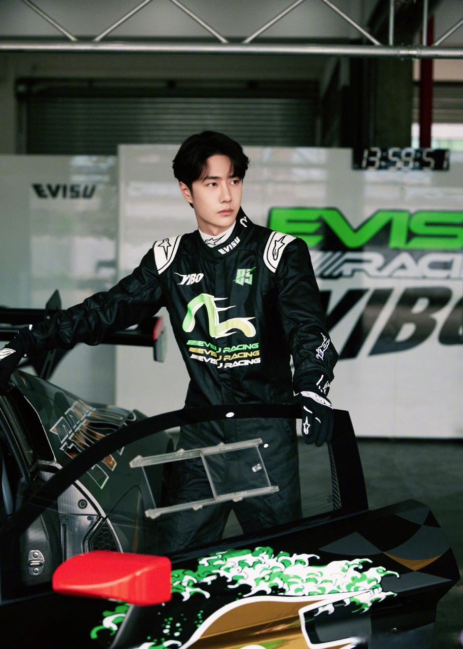 王一博赛车服造型六宫格#    85号赛车手王一博帅爆辣啊啊啊!