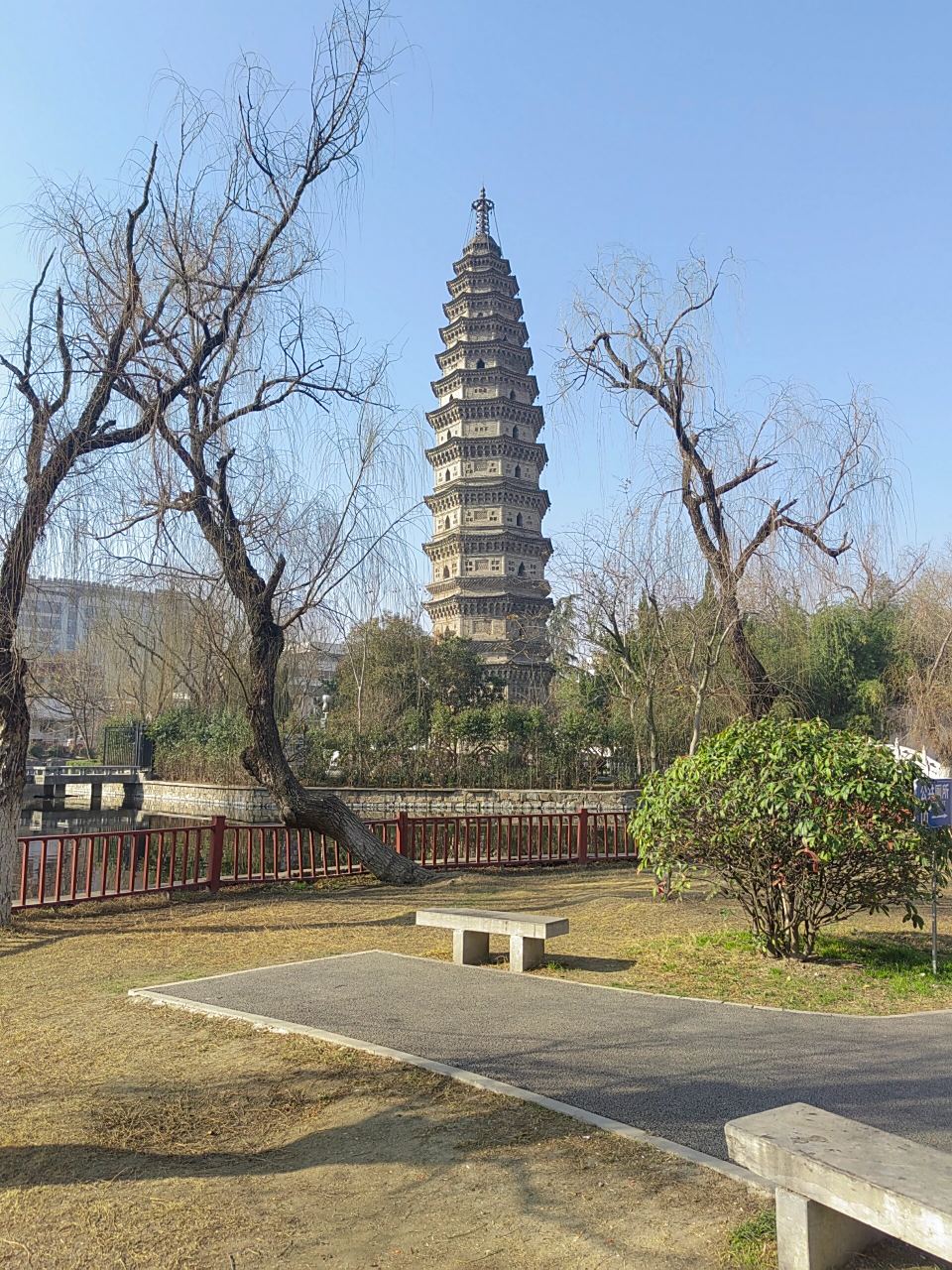 瞅一眼 初春蒙城万佛塔 2023年3月回老家蒙城,突然想去看万佛塔.