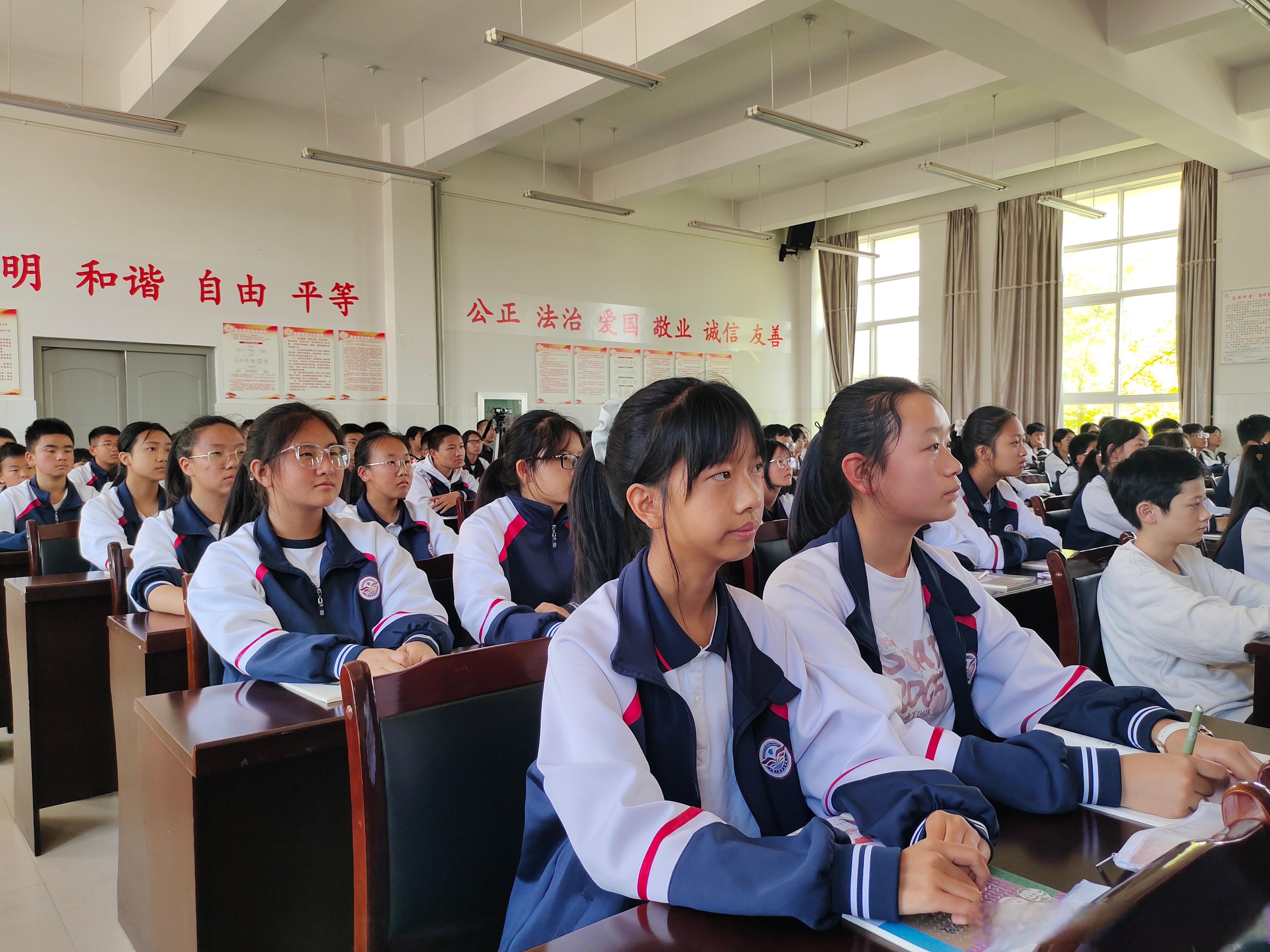 【"庆国庆 思政微课讲堂"让千余名学生受教育】为