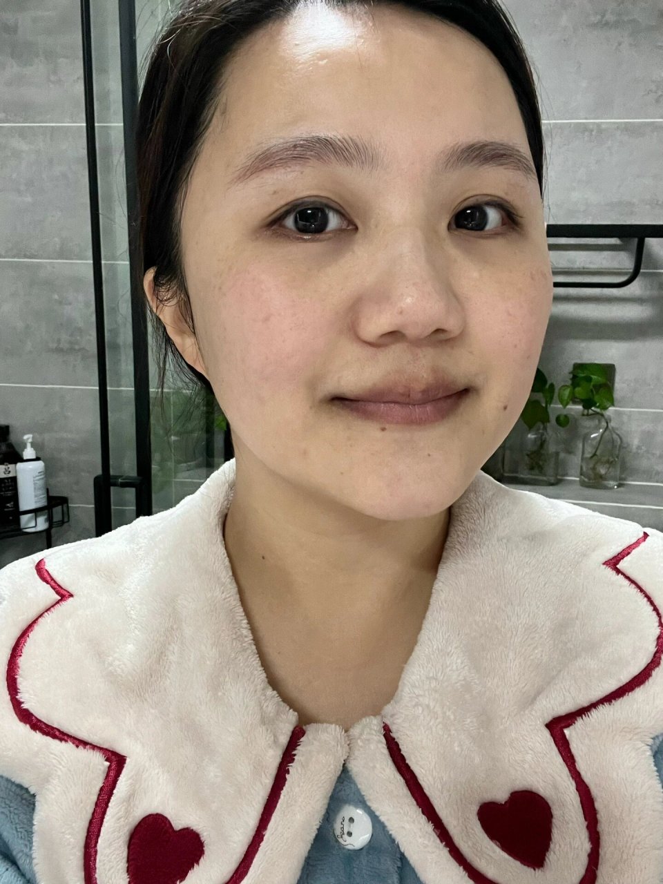 一个普通女人的35岁,纯素颜真实记录 前两张都是苹果13前置怼脸拍,第