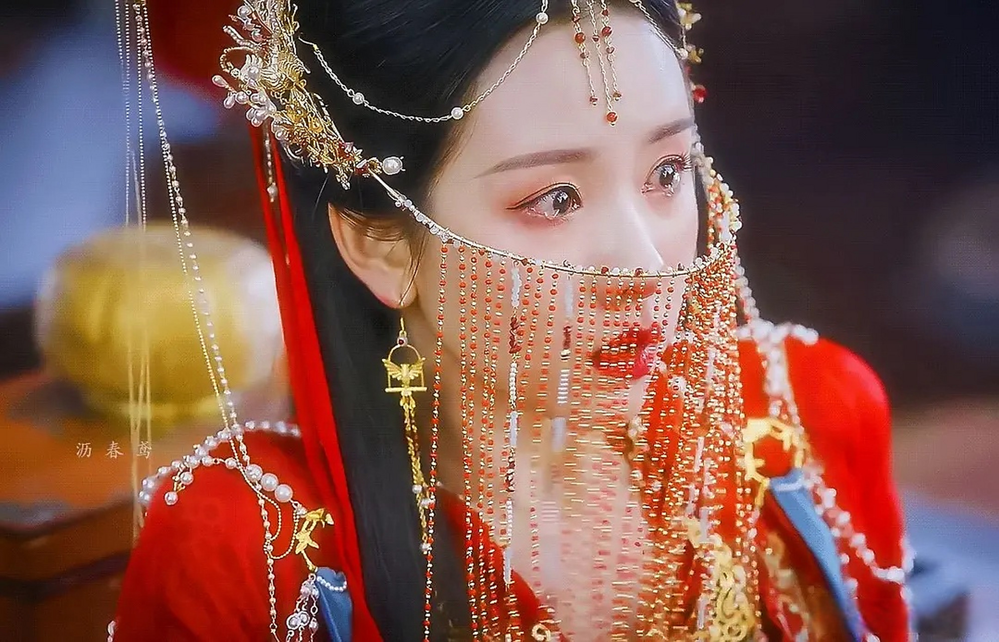 陈都灵在《长月烬明》里含泪的眼眶,发抖的身躯,微张的嘴,傲慢的眼神