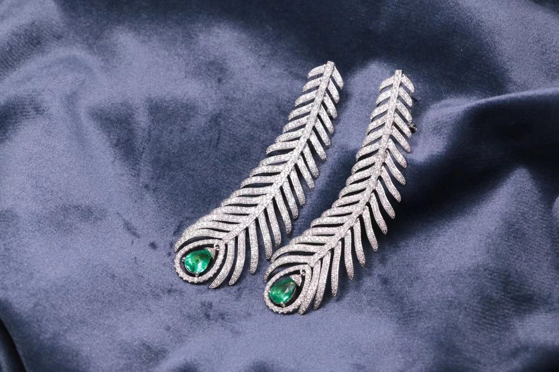 一身羽毛造型搭配宝诗龙灵动蓝宝石钻石羽毛耳环,真的太美了!