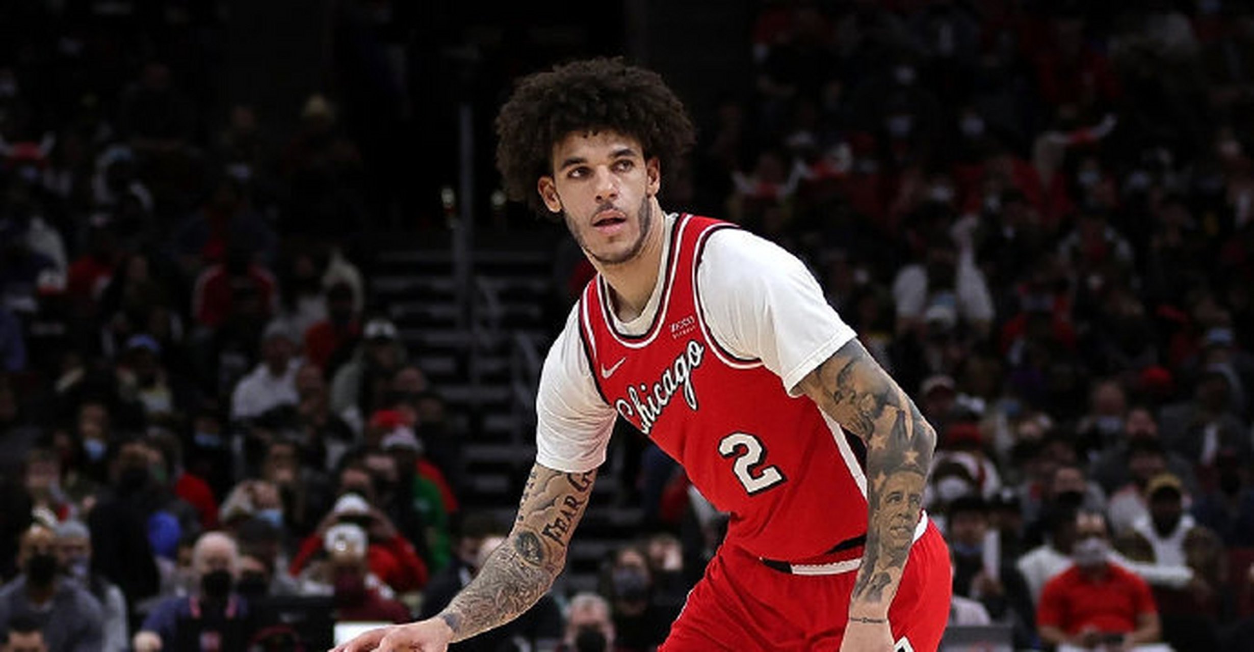 朗佐鲍尔将无限期休战#   公牛队官方宣布,朗佐·鲍尔将接受左膝裙乔