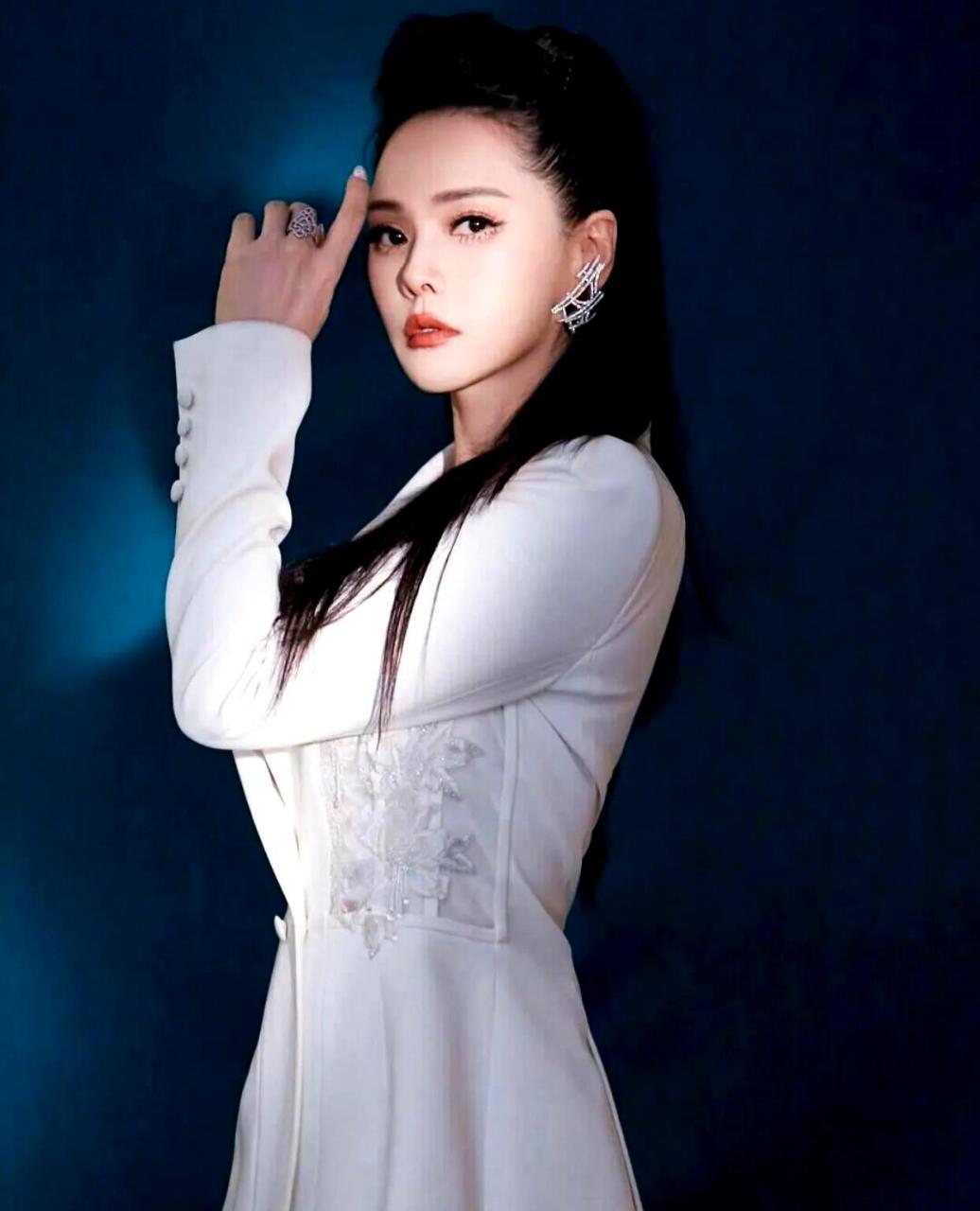 伊能静,本名吴静怡,1968年3月4日出生于台湾省台北市.