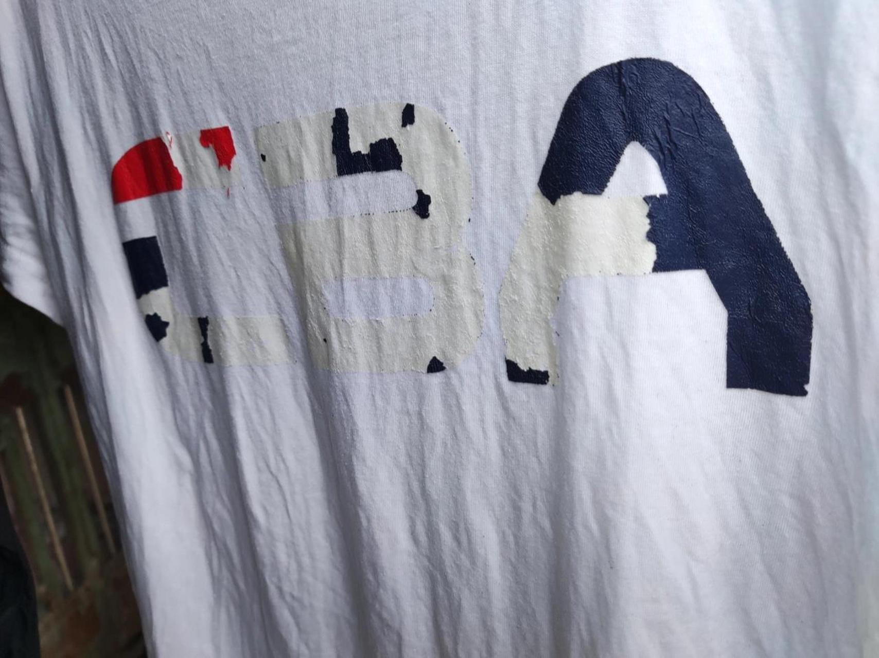 衣服上的印花图案掉了,胶印很难看,就穿过两次,有办法给胶印去除掉