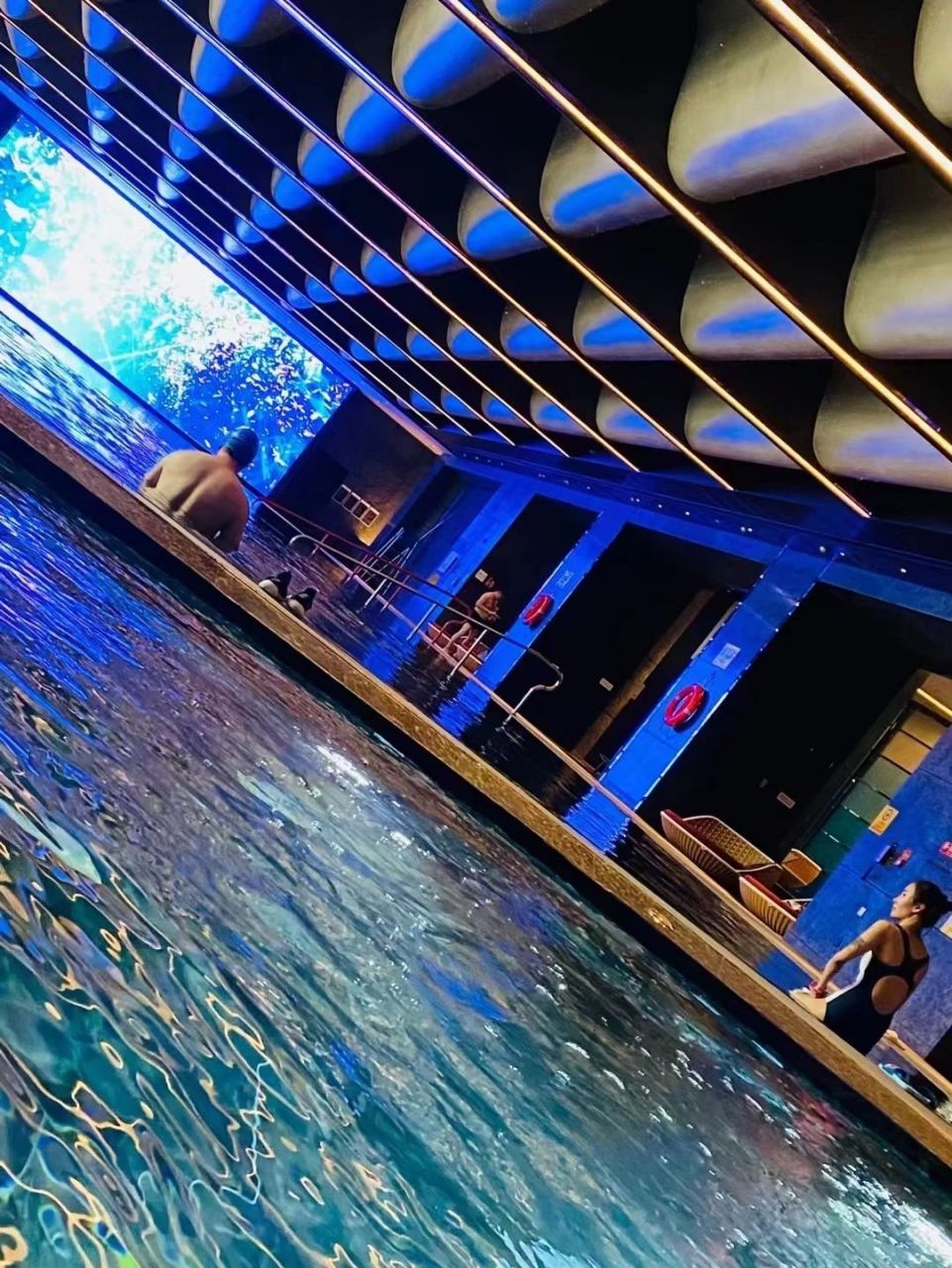 酒店位于曲江湖畔 室内和室外各有一个泳池 酒店配置有wet碧波泳池