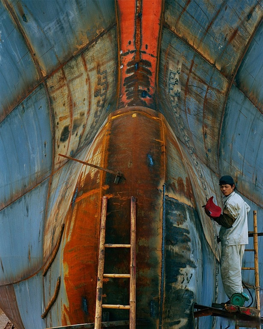 摄影作品《造船厂》,2005年  浙江省七里港11号船厂