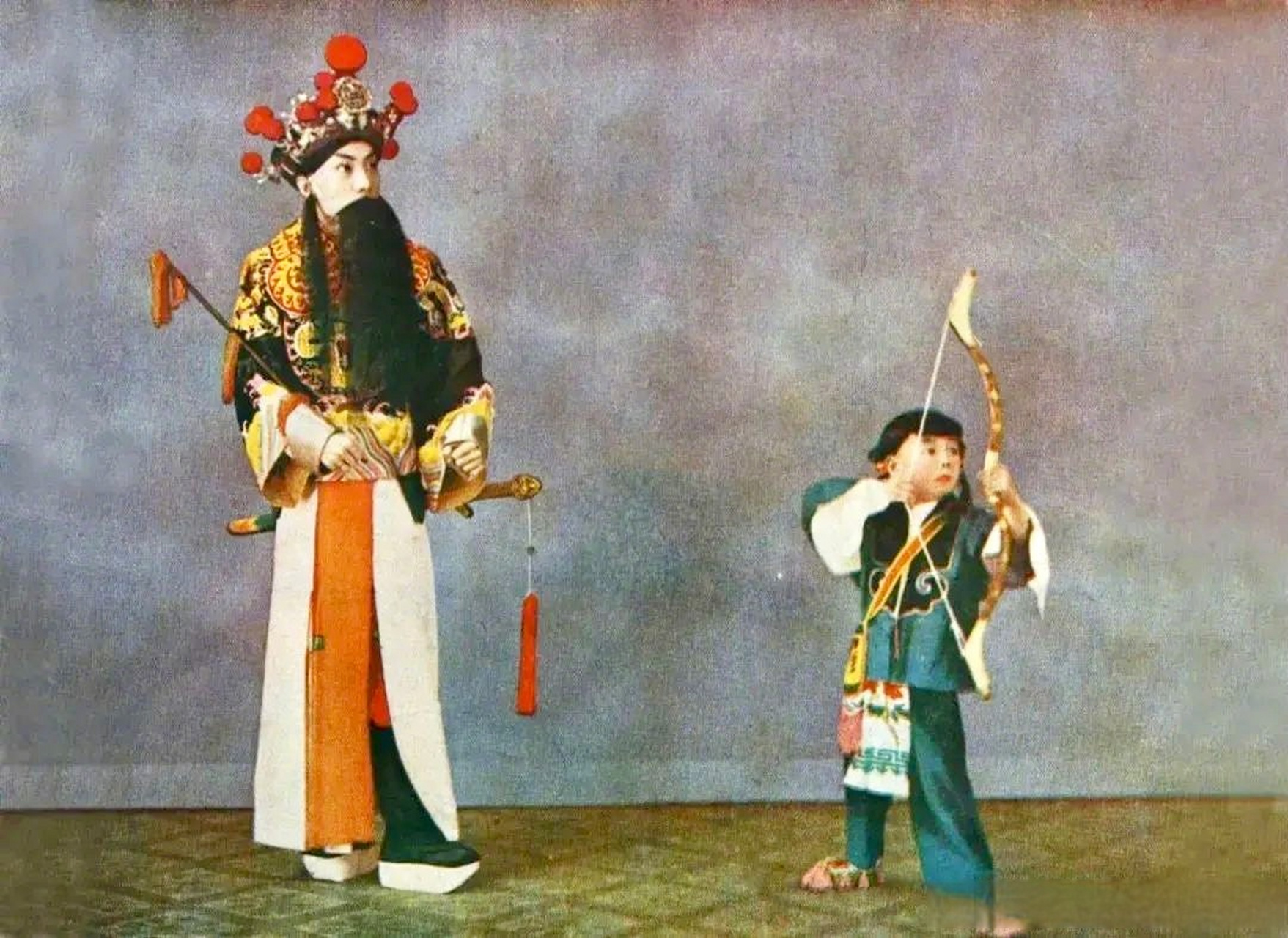 《汾河湾》中父子同台演父子,谭富英扮演薛仁贵,谭元寿扮演薛丁山.