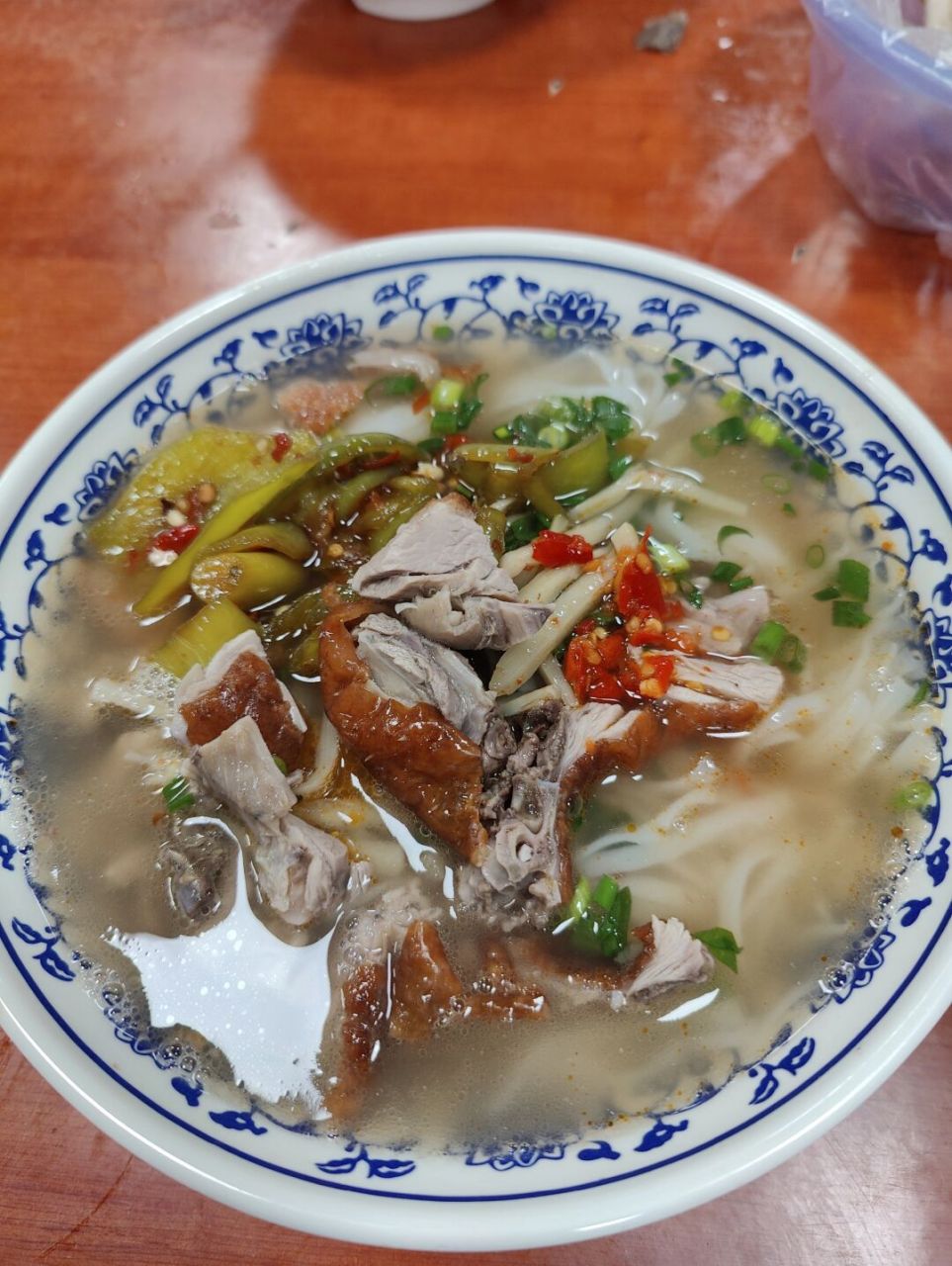 百色旅游怎么能错过烧鸭粉 黄氏烧鸭粉开创了百色米粉的现烤烧鸭粉