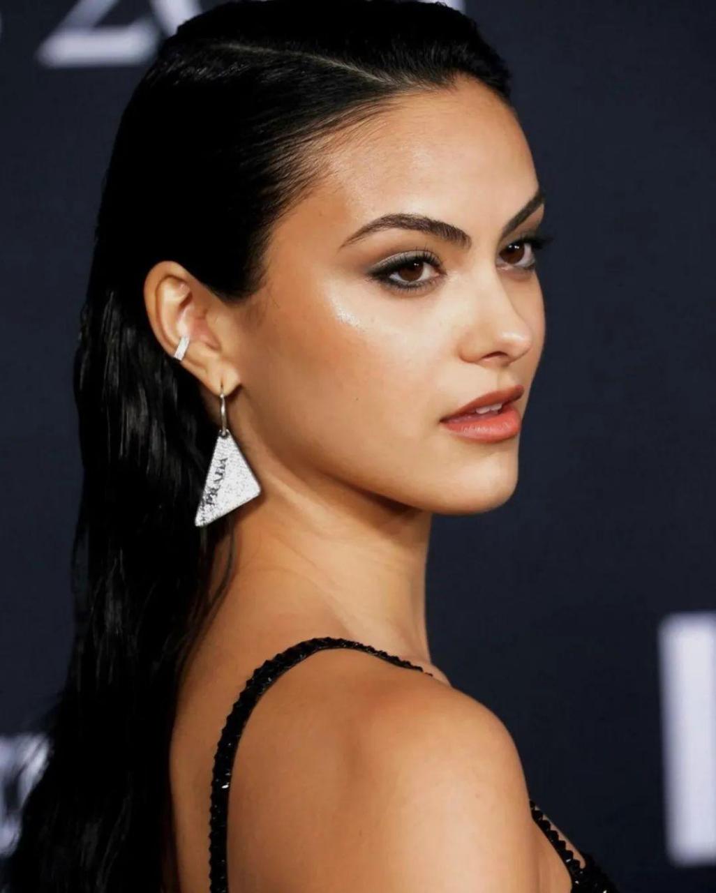 camila mendes(卡米拉·门德斯)因在cw电视剧《河谷镇》中饰演薇萝