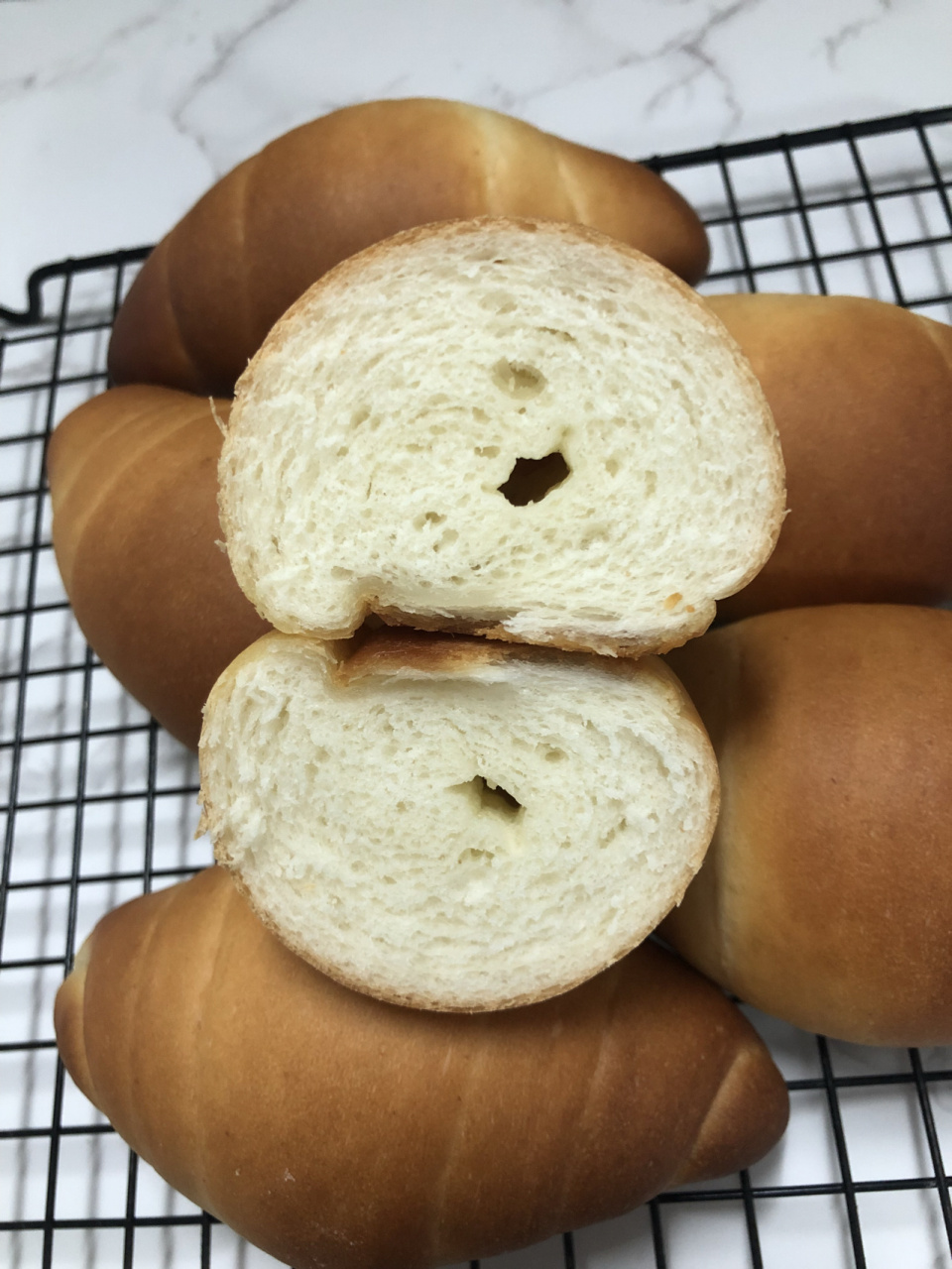 今日面包总结 吐司 鲜酵母的用量下次需要调整 整形也需要多注意 贝果