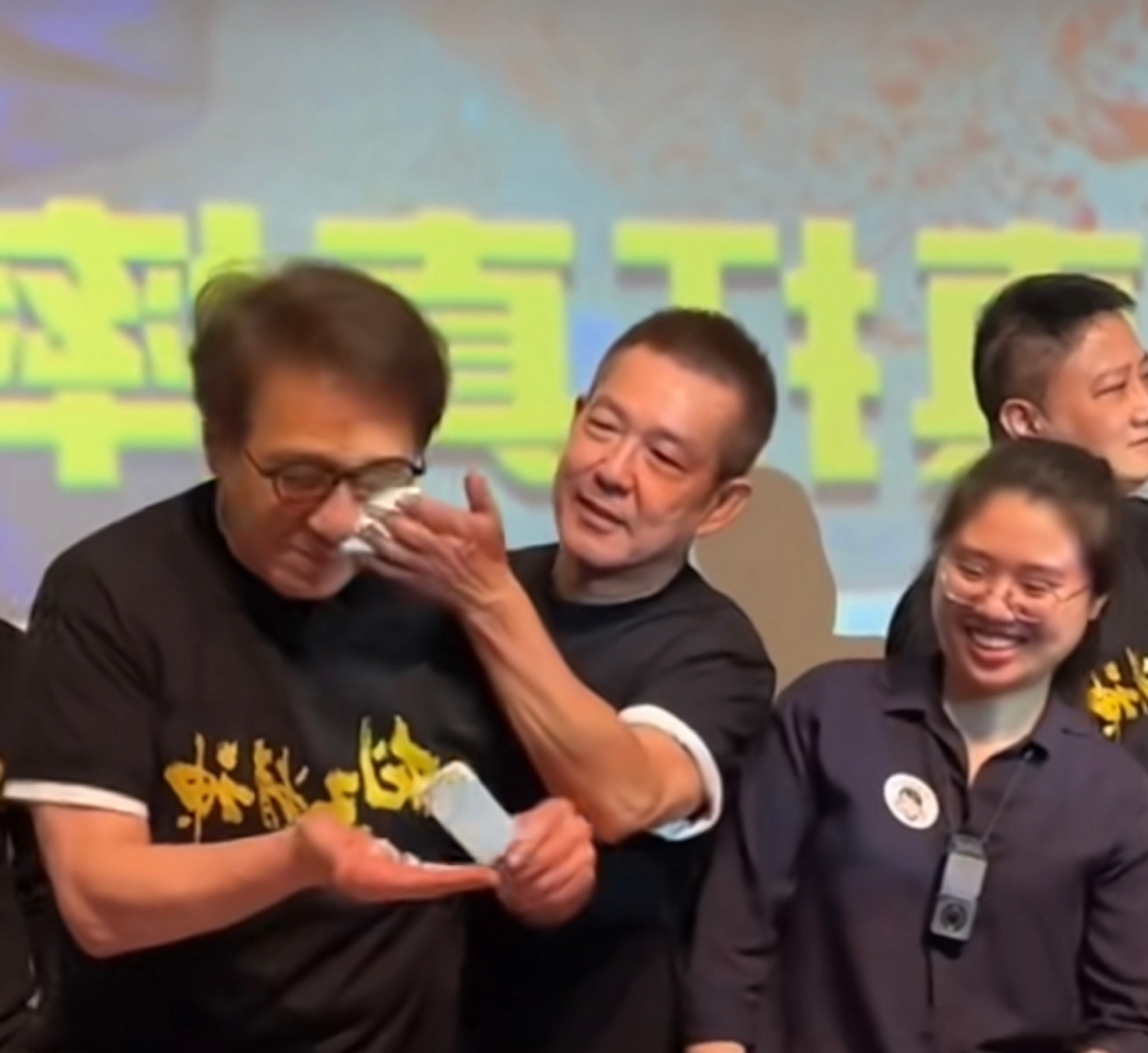 元彪惊现成龙《龙马精神》路演现场,为成龙大哥庆生,还贴心的往成龙