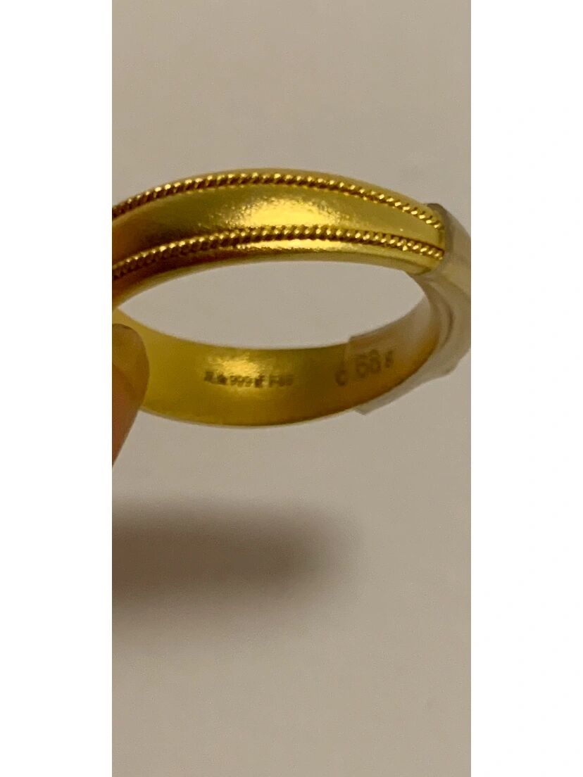 朋友们帮忙看一下,六福买的两款戒指钢印不一样是正常吗