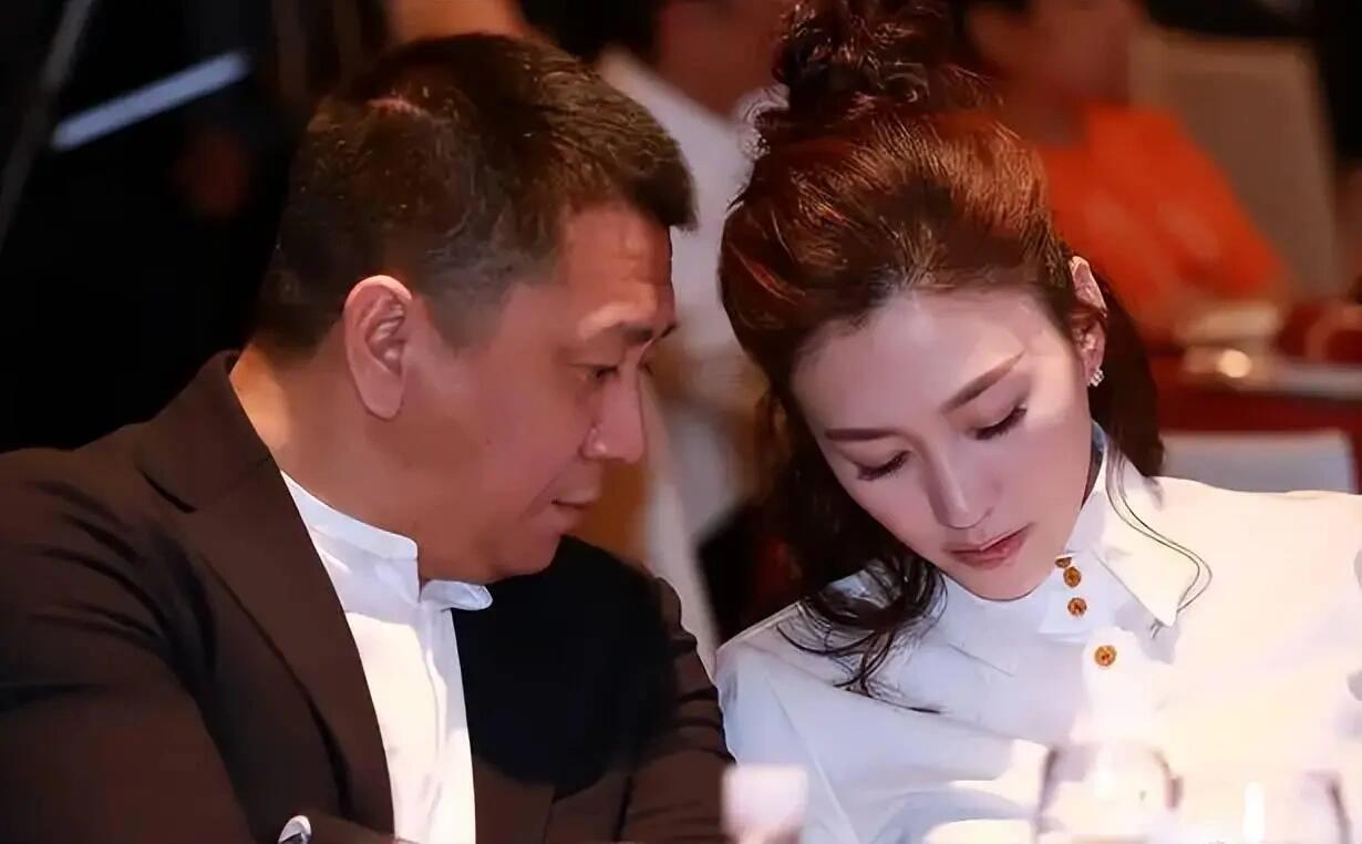 2010年6月,李小冉男友鄢颇在北京蓝岛大厦旁的百脑汇地下车库被四个