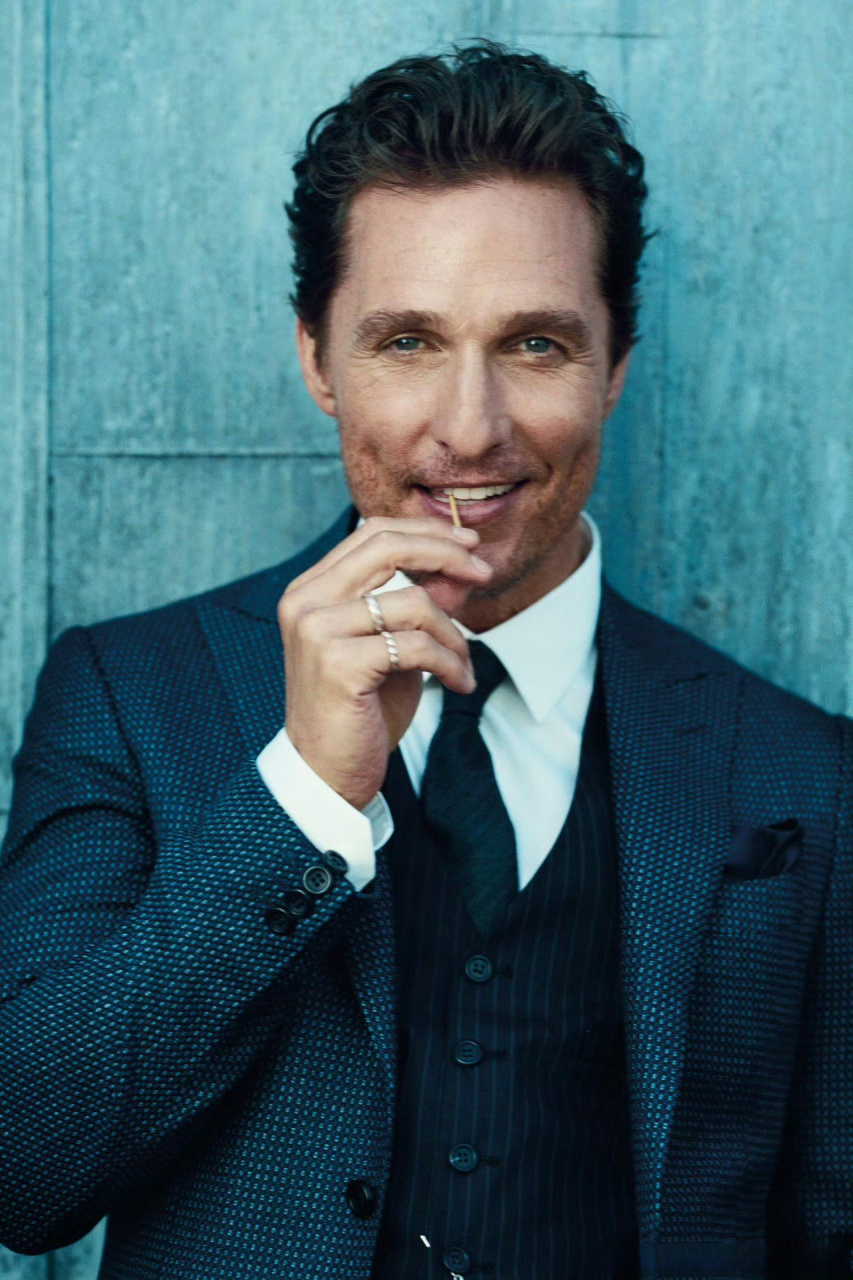 出演《星际穿越》的著名男星马修·麦康纳,被蜜蜂蛰肿了眼睛.