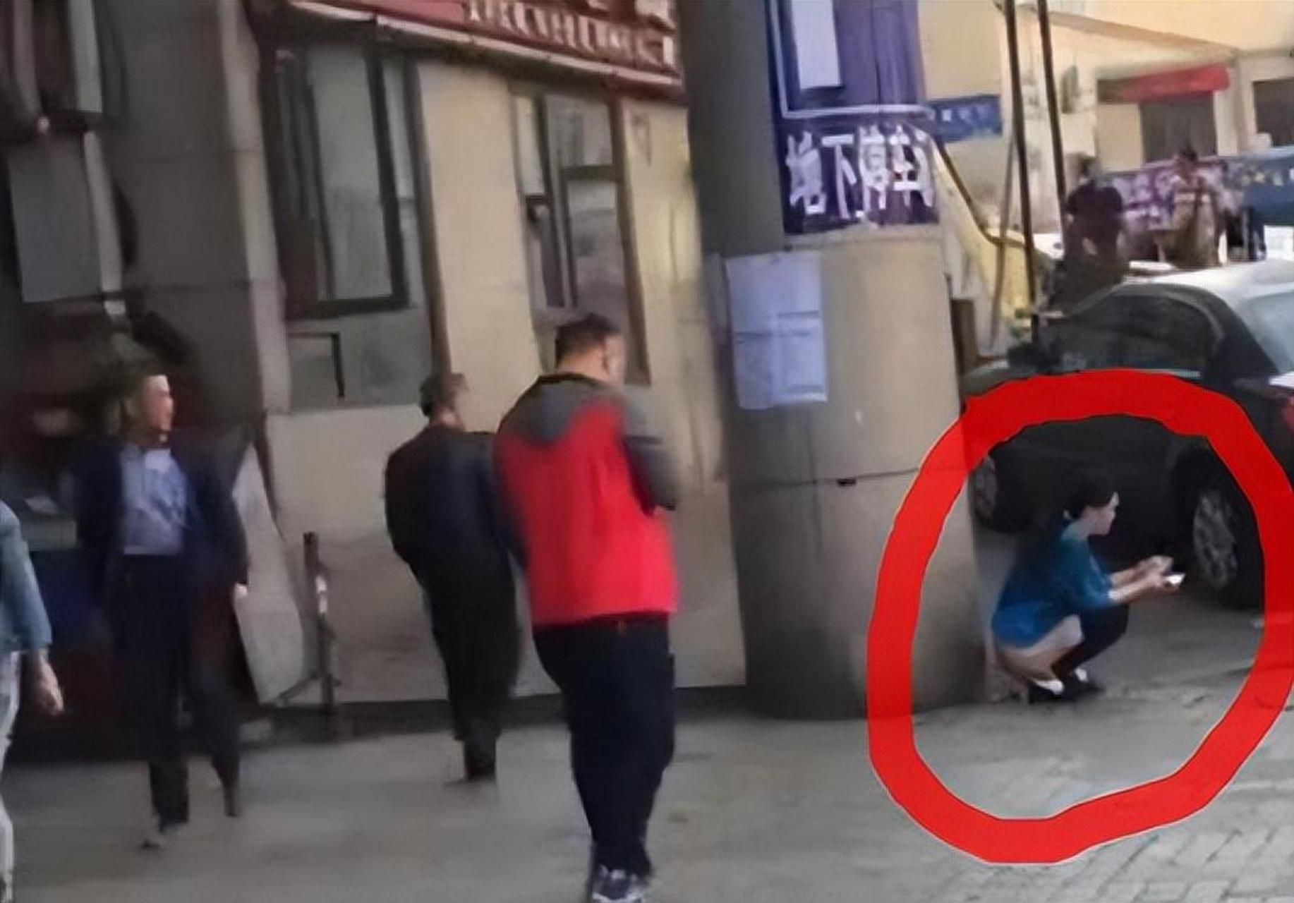 当街小便,尿急起码也要找个背人的地吧,哪人多在哪脱裤子还真不怕人看