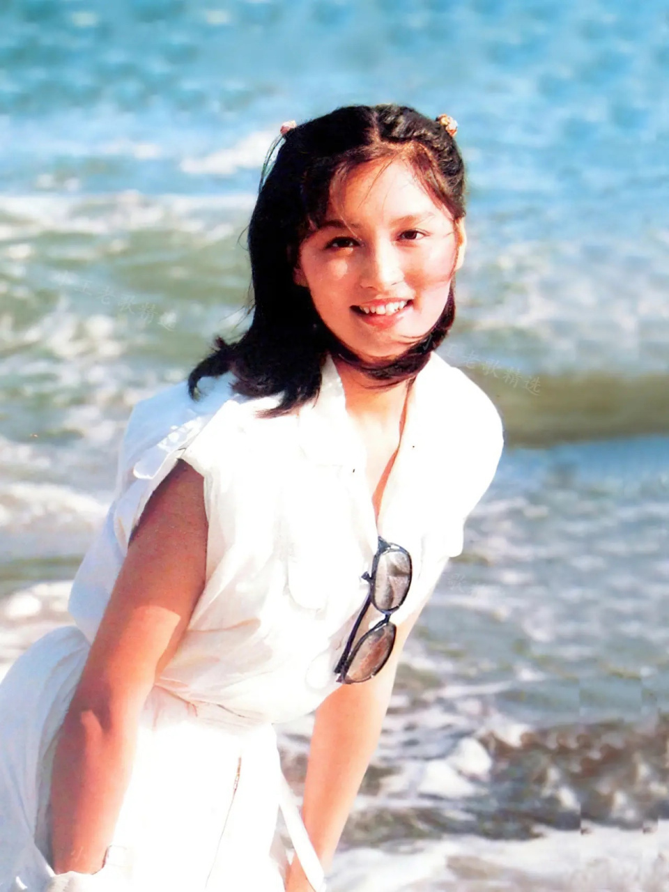 当时张国立正年轻,相貌也算英俊,是个帅小伙.