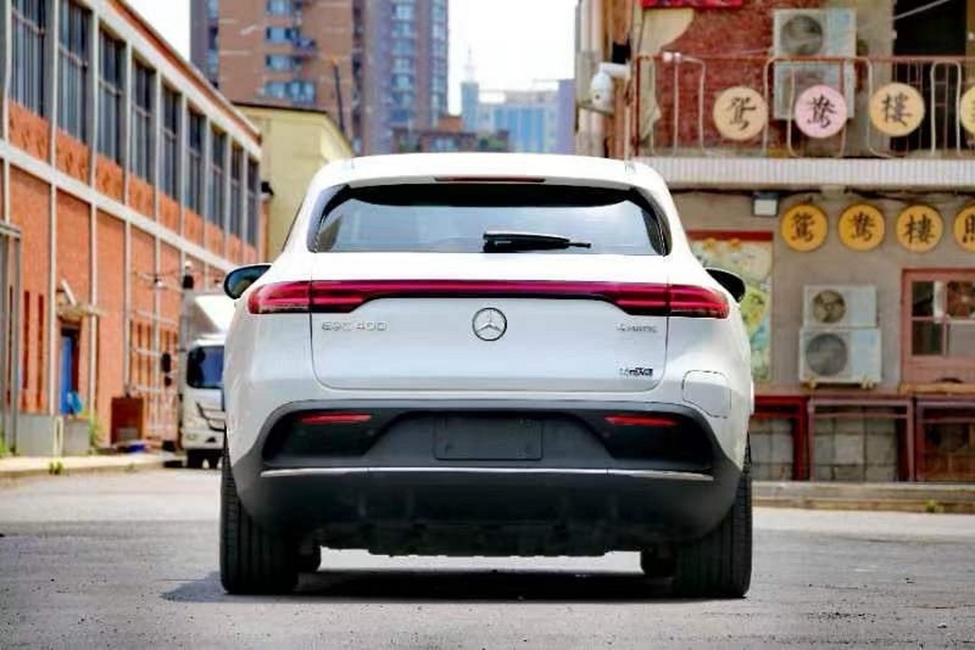 尊享电动豪华,这款2021款奔驰eqc 400 4matic以优雅的白色外衣搭配