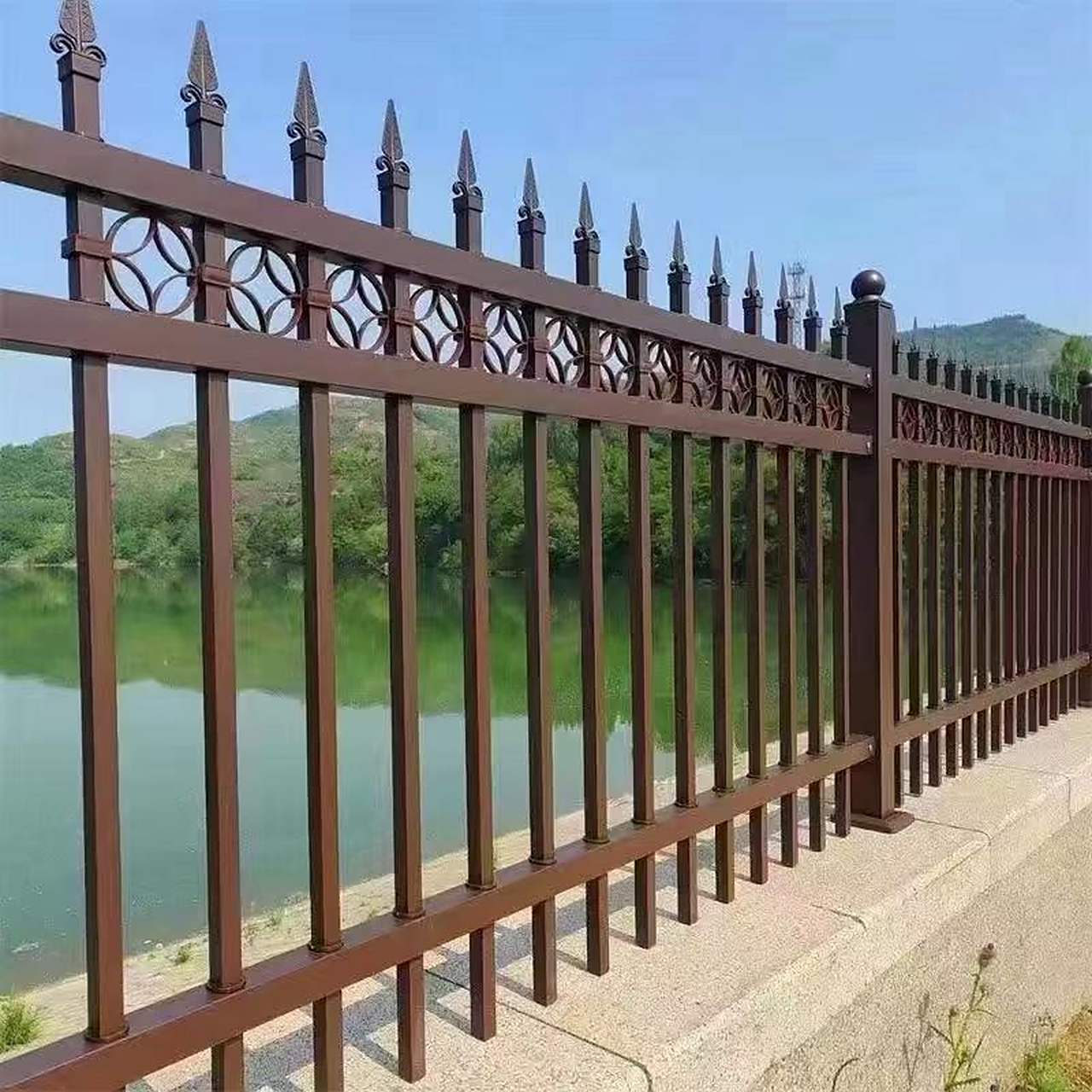 锌钢护栏是一种新型护栏材质,适用于小区学校,广场外墙护栏,造型多样