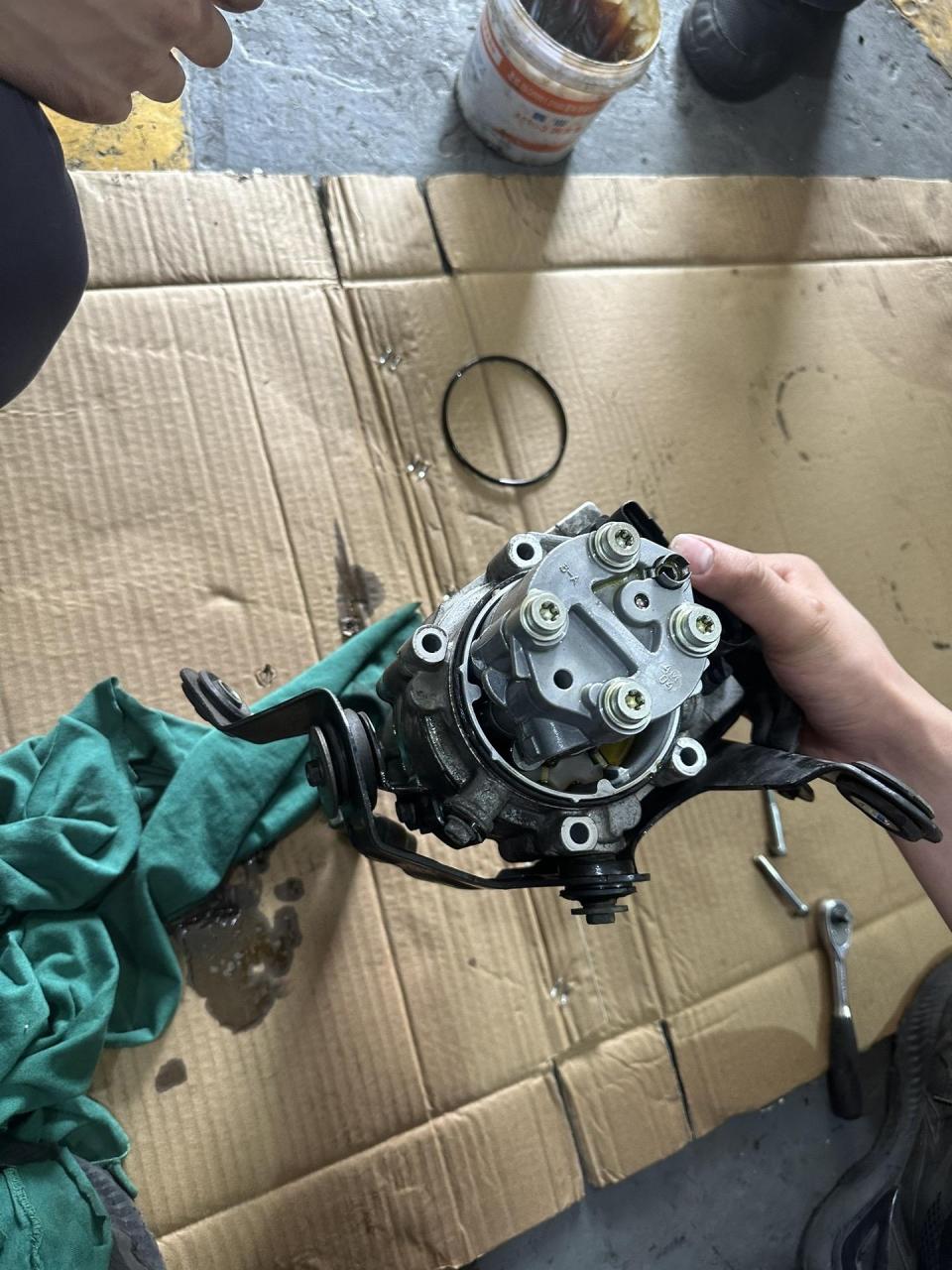 日产天籁方向重无助力,电力助力泵漏油严重引起,解体电子助力泵更换