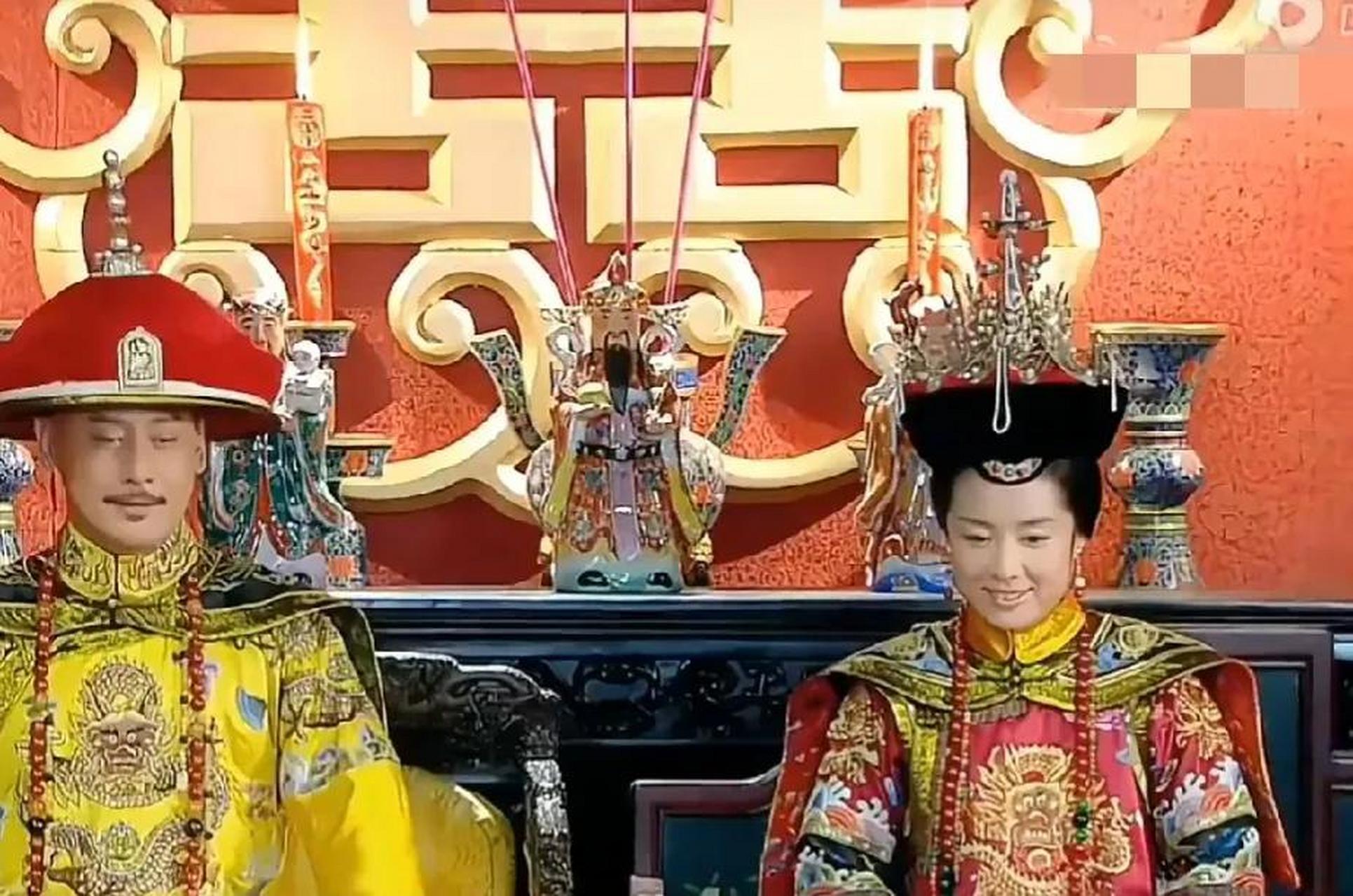 在新還珠格格中,永琪和欣榮結婚叩拜高堂,居然是皇上和愉妃坐主位