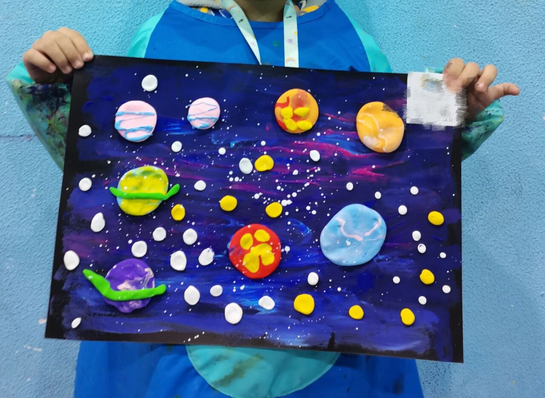 低幼儿趣味创意画《快乐星球》 在绘画中,小朋友们表现的星球大小不一