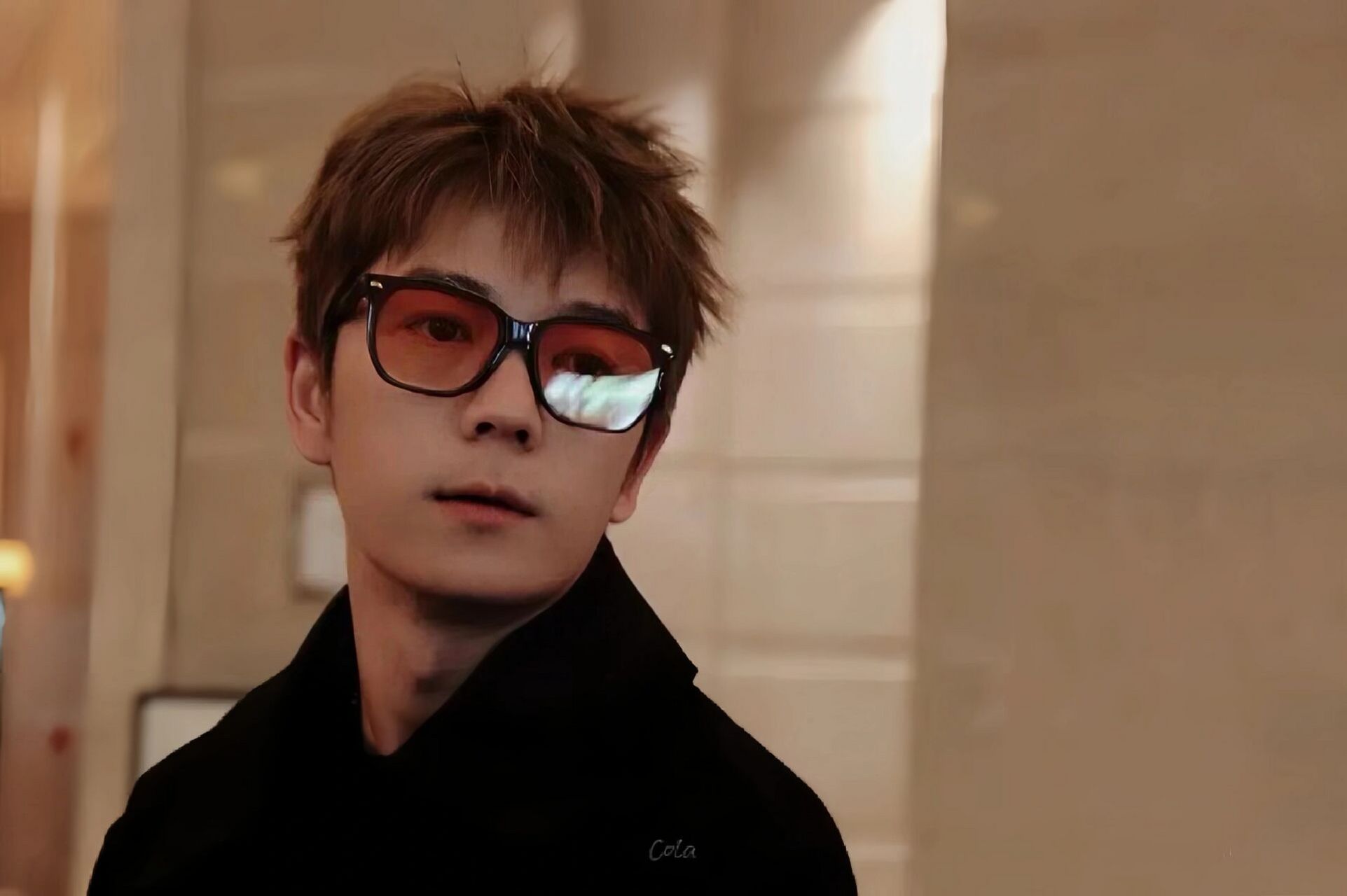 原来王栎鑫戴眼镜唱歌那么帅!