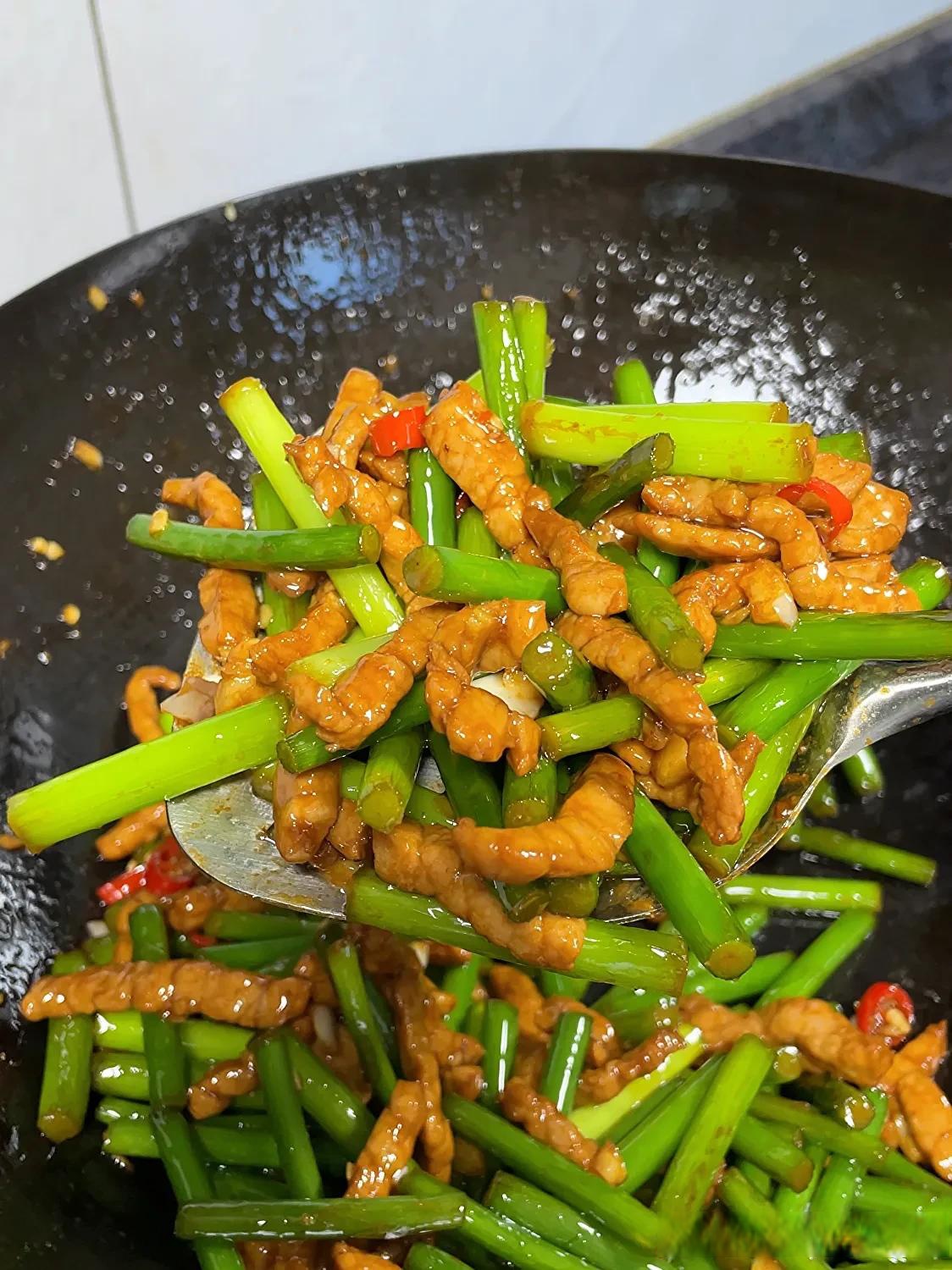 蒜苗怎么做比较美味蒜苗炒腊肉腊肉的咸香与蒜苗融合