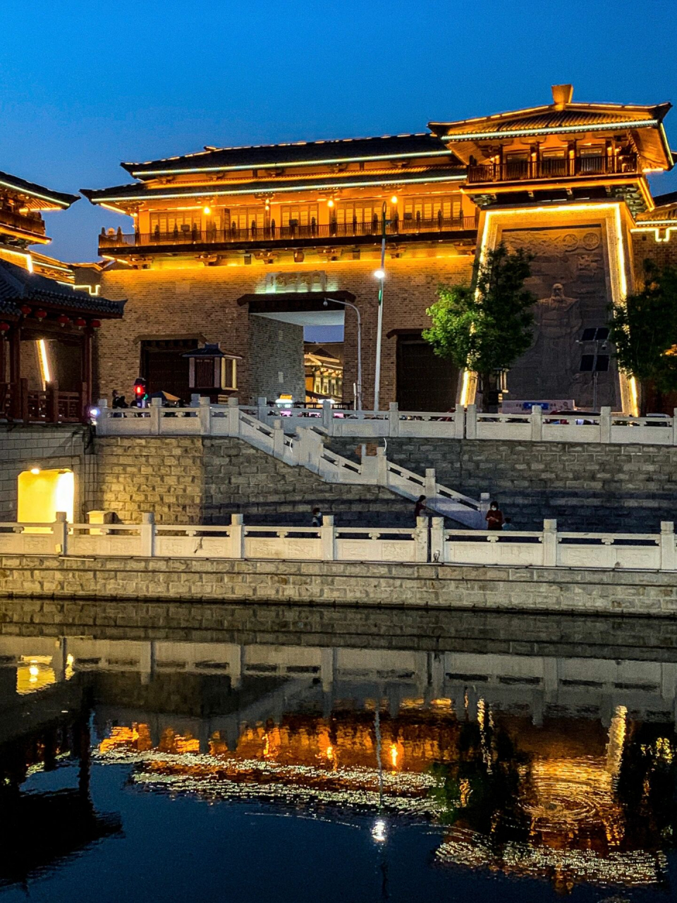 曹魏古城南城门正对面的护城河对岸! 也就是南