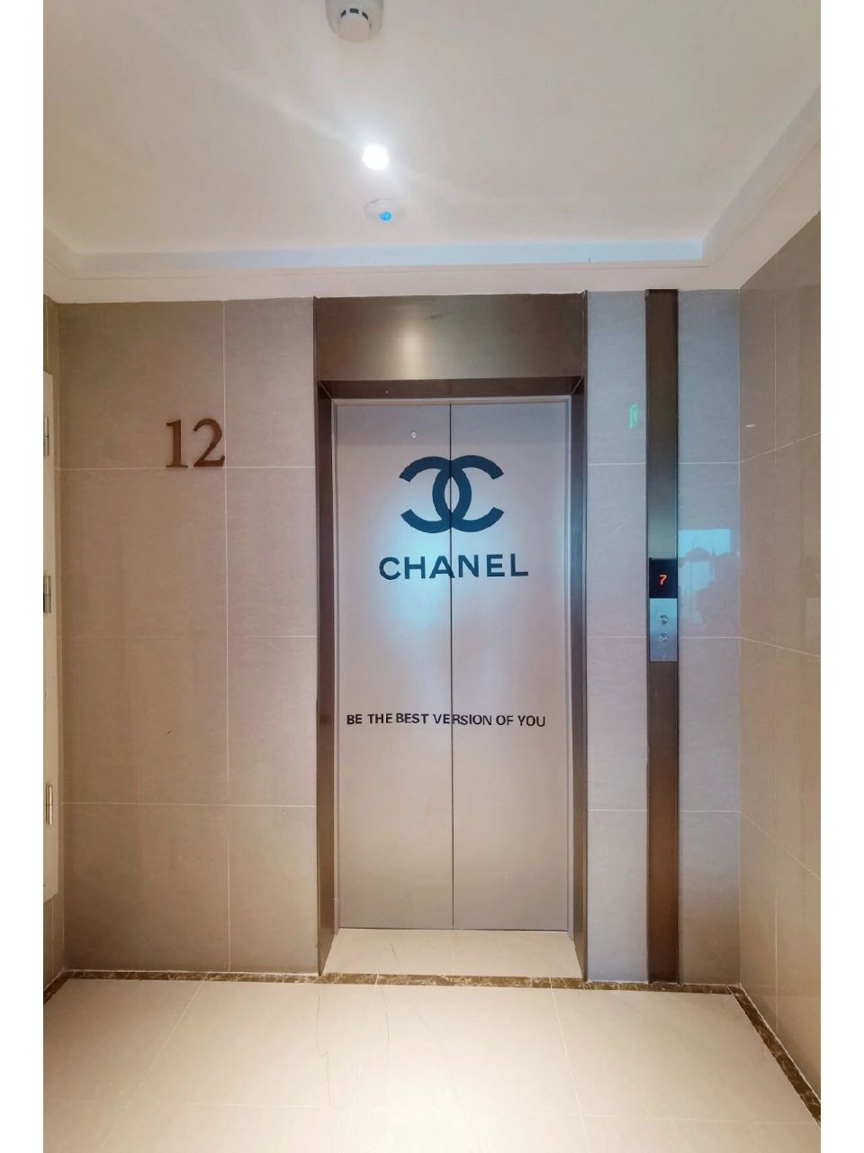 因为是一梯一户,所以电梯厅前全是可以利用的空间,放得下一个大鞋柜