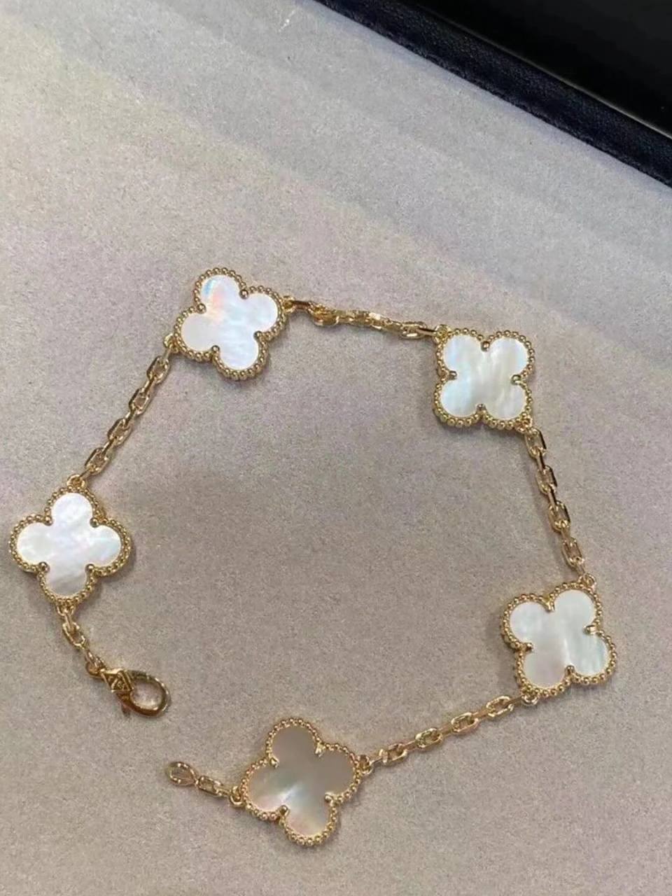 梵克雅宝四叶草手链 姐妹,你们都买的什么颜色～ 朋友都讲红色好看