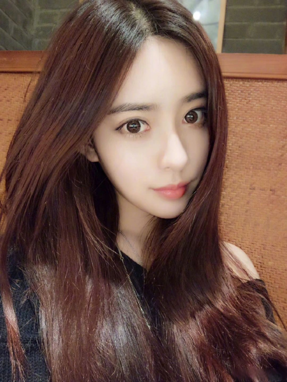 这个侧拍的偏头角度好经典,微微有点非主流和网红的味道,有几张都没