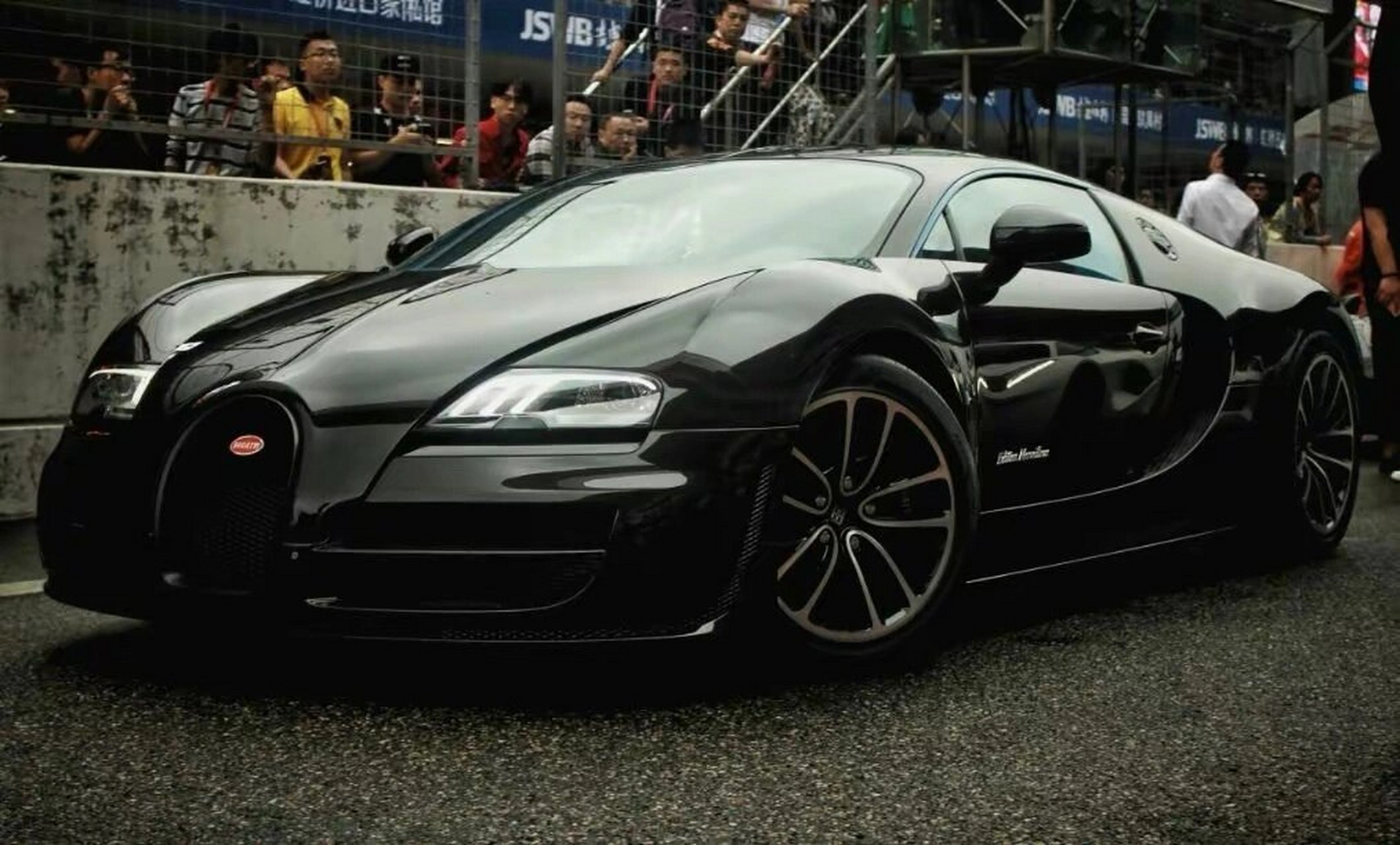 尹喜地曾有3辆布加迪,40岁,布加迪为他庆生 "精彩哥"尹喜地,曾是重庆