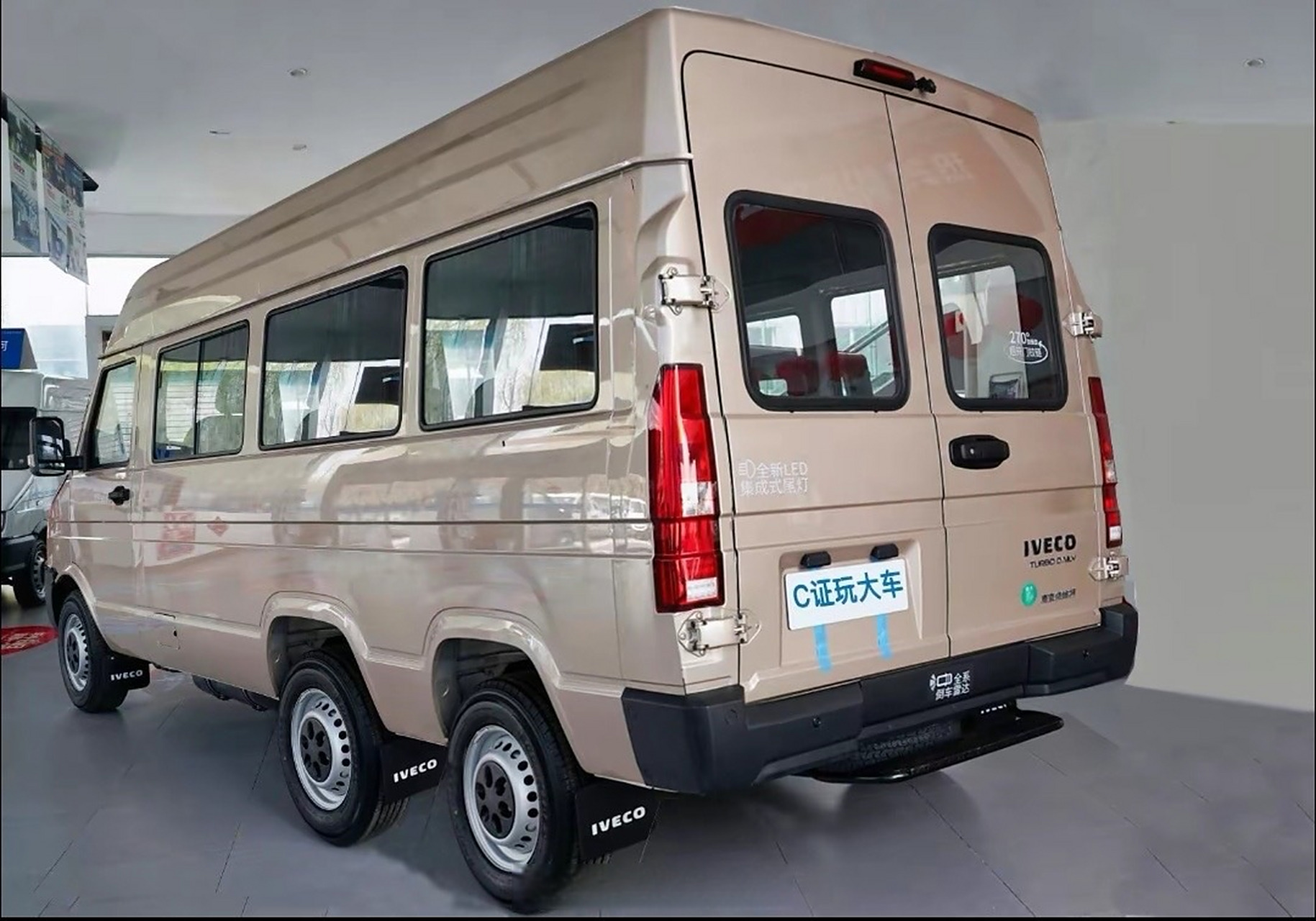 微博铁粉群里有人发的两张6轮依维柯新得意,第一眼确实吓一跳,不过从