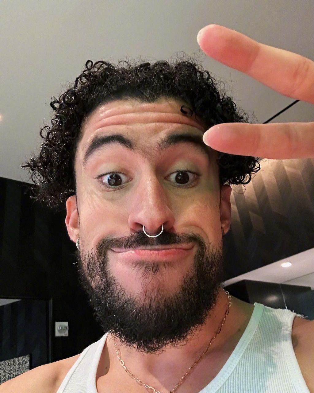 人气歌手 bad bunny 最新自拍组图曝光,这身look你给几分?