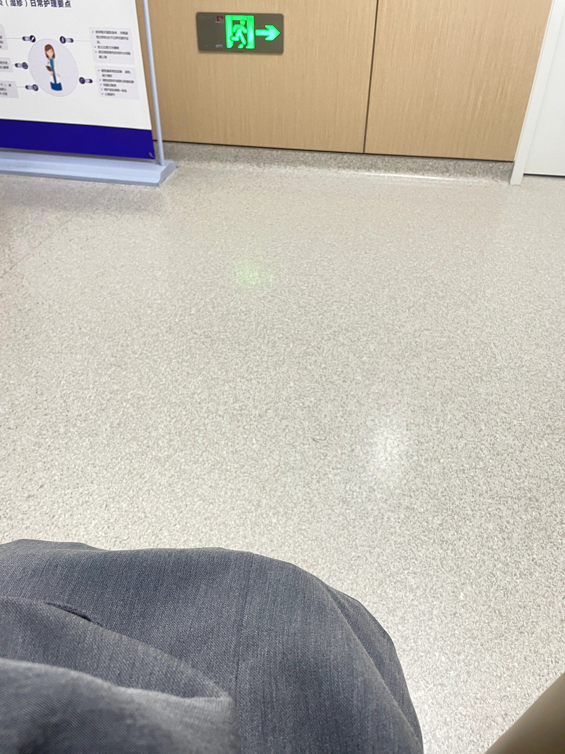 医院这个地面是什么材质的贵不贵