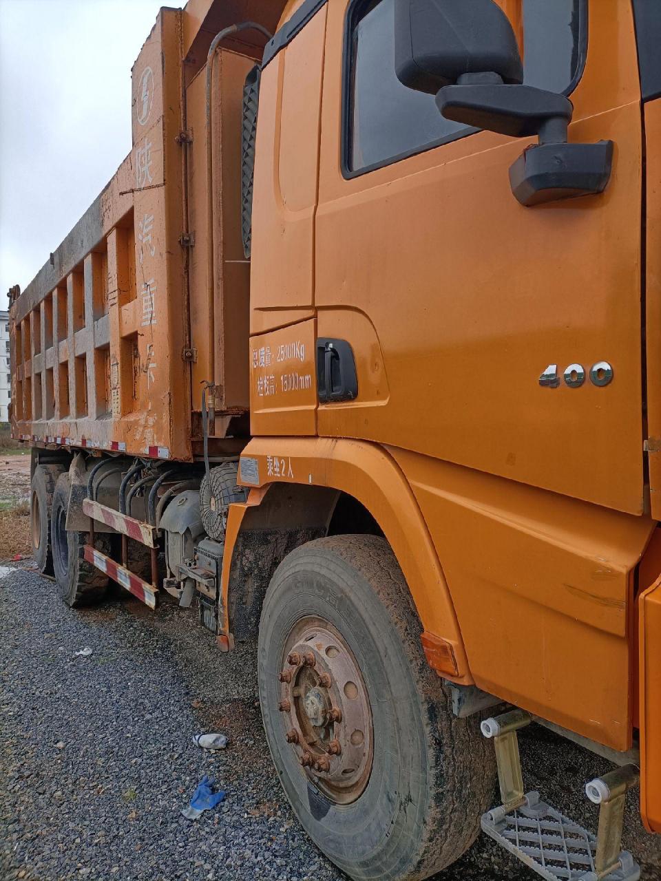 德龙x3000后八轮自卸车.