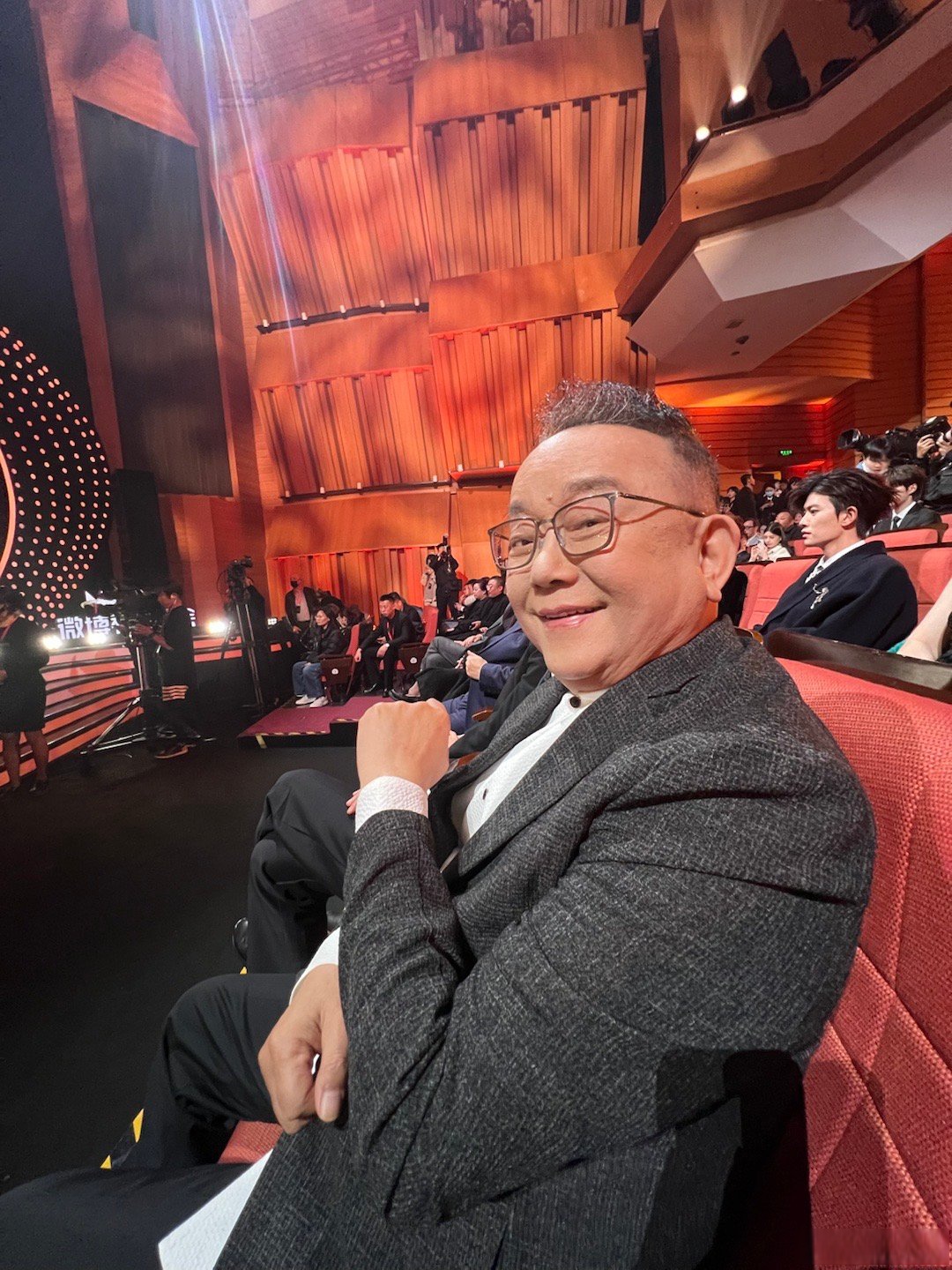 电视剧老家伙获《年度大众喜爱作品》老友王刚获《荧幕经典演员》我获