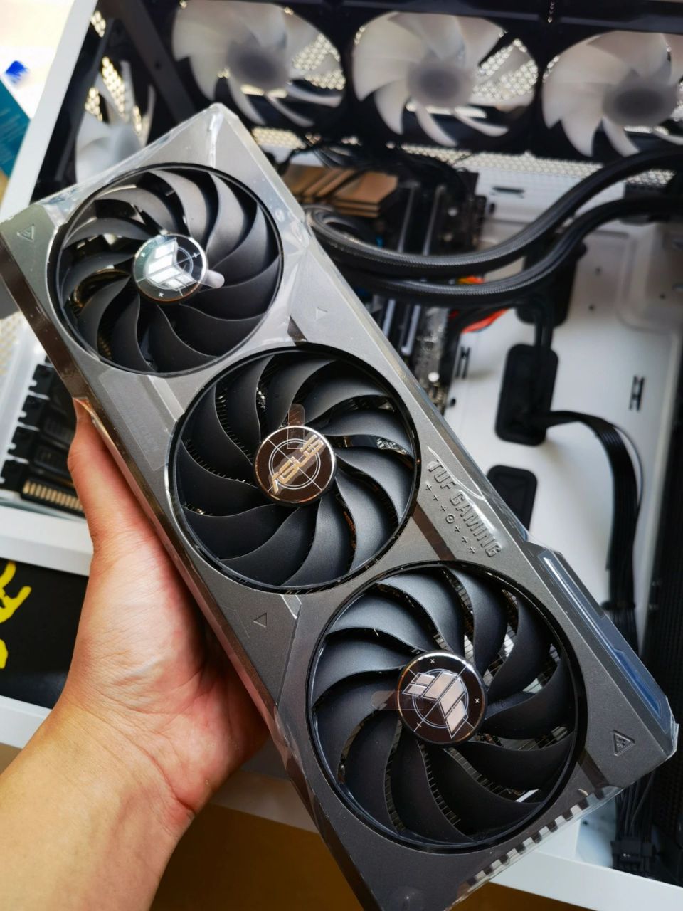 显示器 aoc2k240hz的曲面屏 主机配置 i713700kf 4070ti 32g 6000