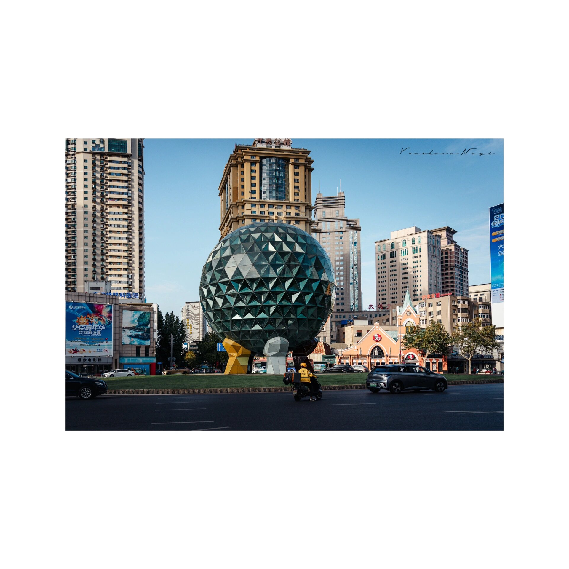 大连city walk|友好广场 关于水晶球 广场中心的水晶球重117吨,直径为