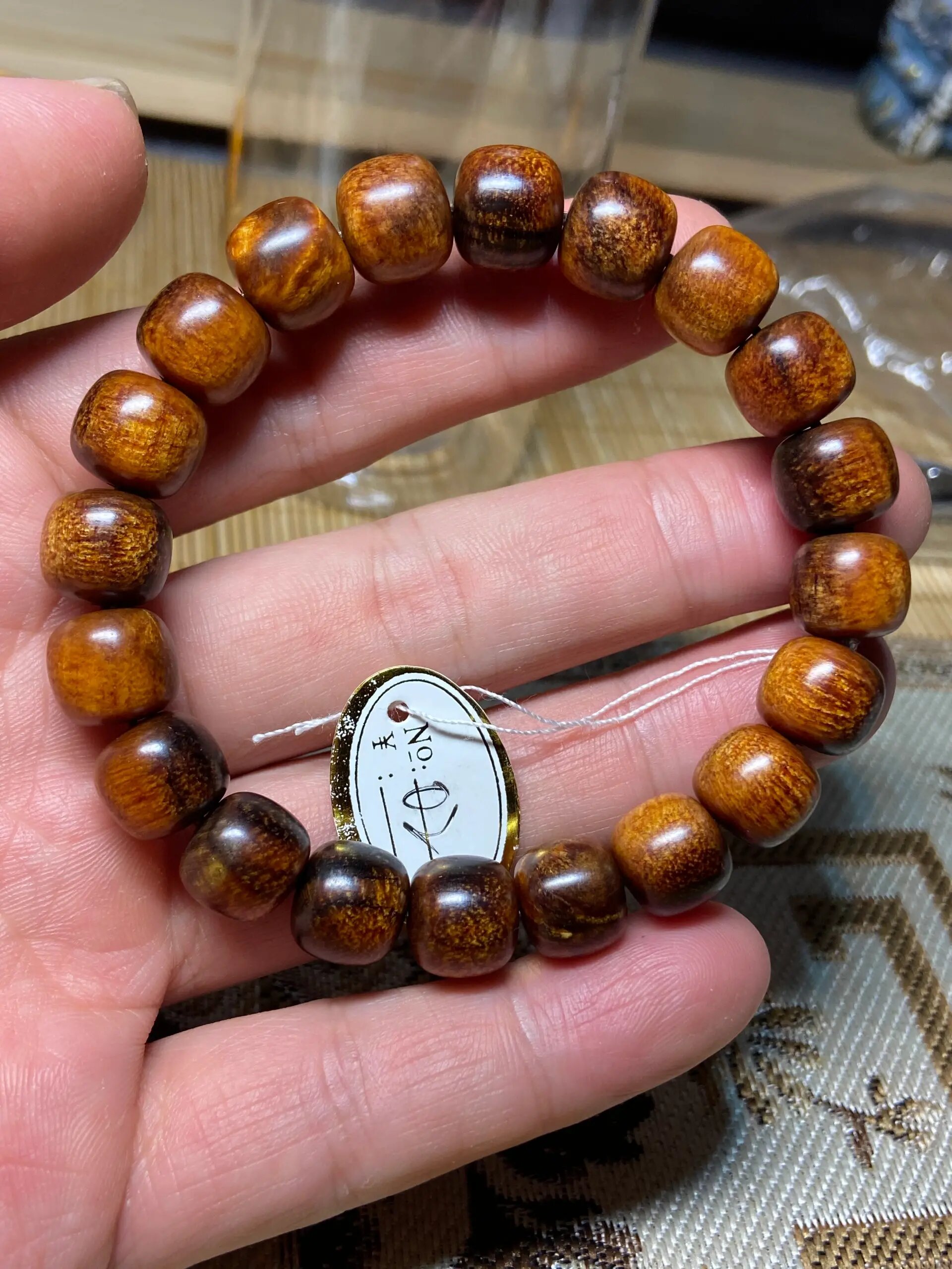 贡木手串 精选精挑印贡高玉化纯手工打磨制作,规格是10-11的老型珠,这