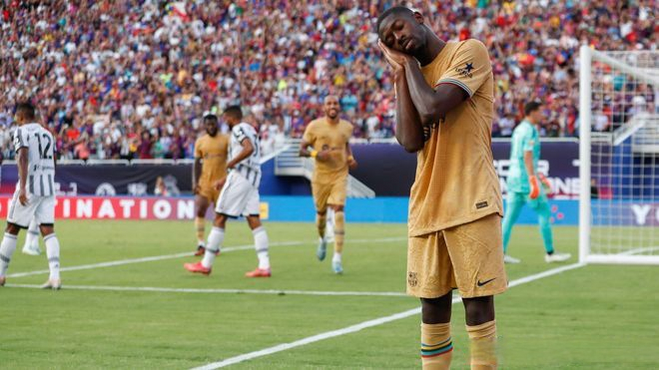 巴萨# 登贝莱进球后做了个睡觉的庆祝动作,让你们呀老说我睡觉说雇贩