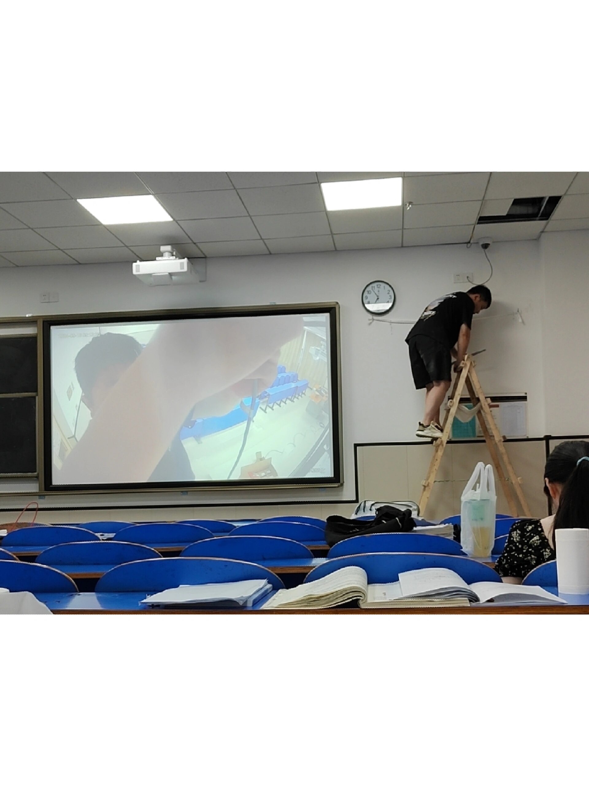 教室里的摄像头好高清 在教室最后排学习,一个叔叔来检查监控我抬头